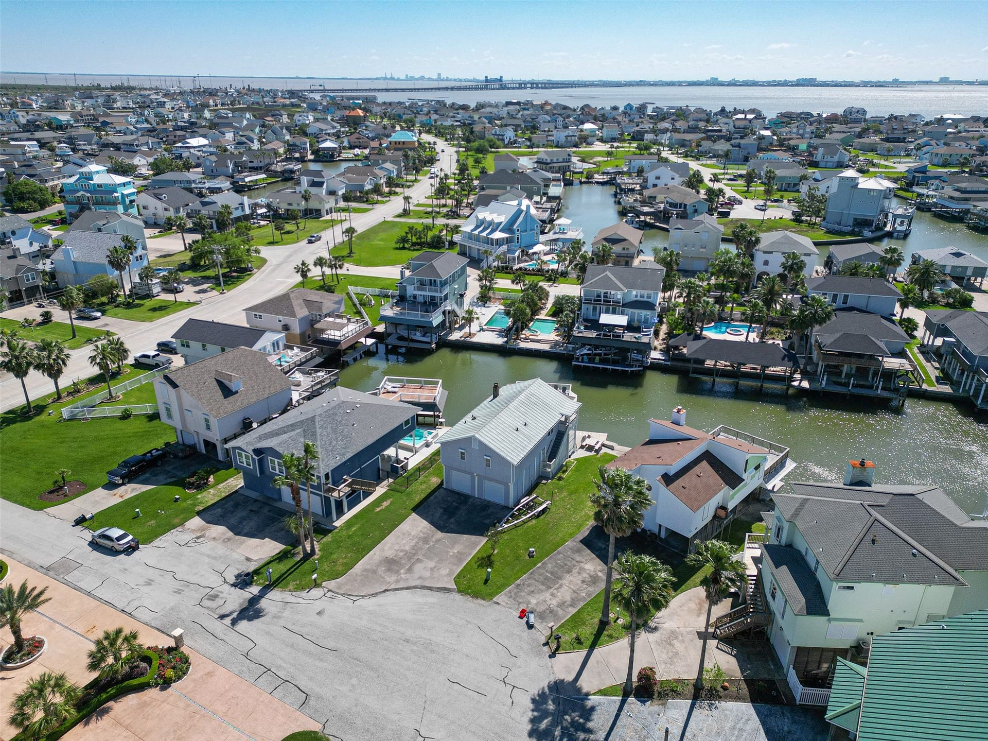 210 Sampan Drive, Tiki Island, TX 77554 210 Sampan Drive, Tiki Island, TX 77554