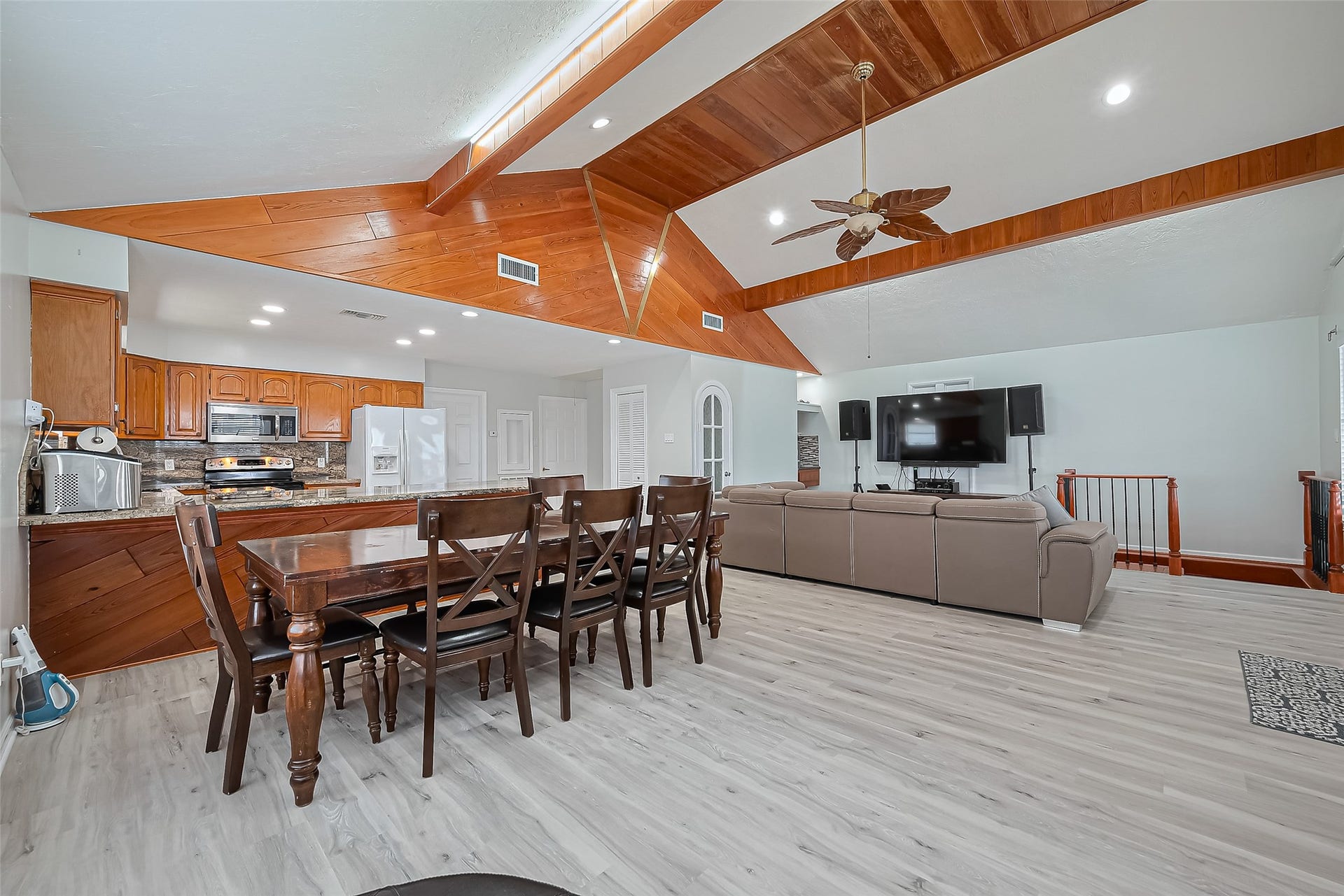 210 Sampan Drive, Tiki Island, TX 77554 210 Sampan Drive, Tiki Island, TX 77554