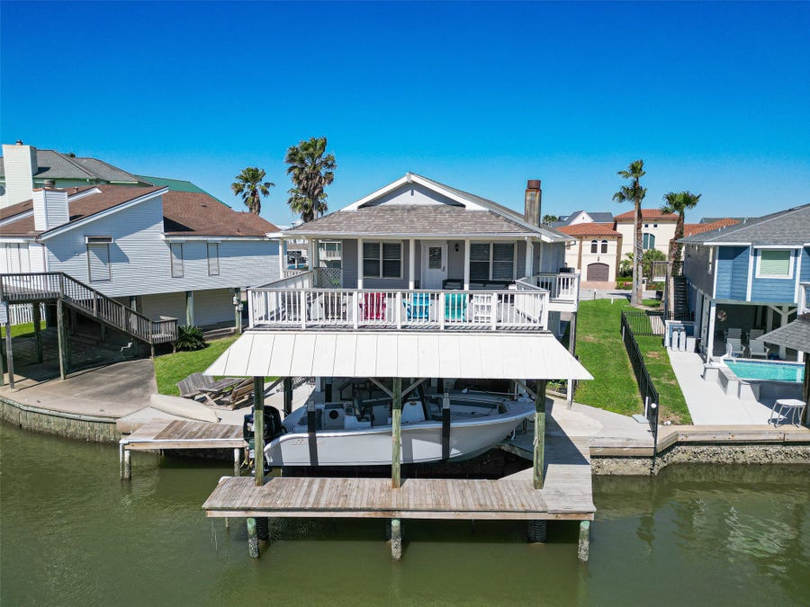 Property photo for 210 Sampan Drive, Tiki Island, TX