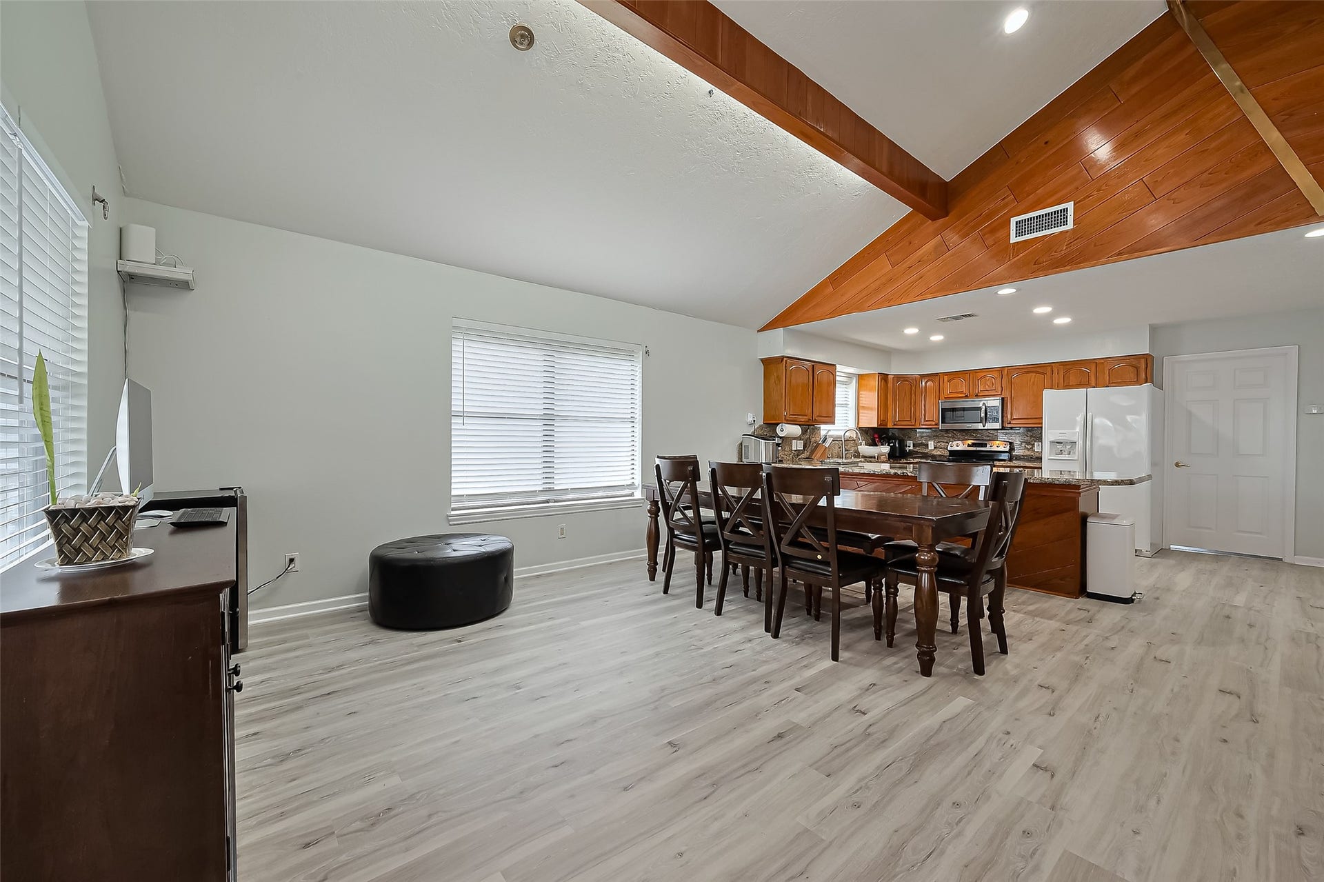210 Sampan Drive, Tiki Island, TX 77554 210 Sampan Drive, Tiki Island, TX 77554