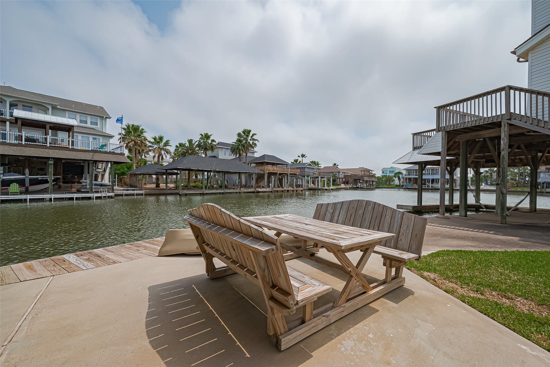 210 Sampan Drive, Tiki Island, TX 77554 210 Sampan Drive, Tiki Island, TX 77554