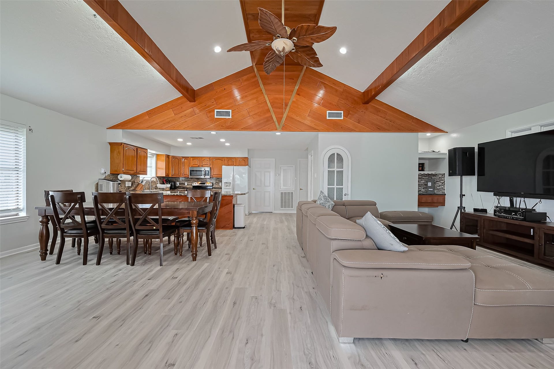210 Sampan Drive, Tiki Island, TX 77554 210 Sampan Drive, Tiki Island, TX 77554