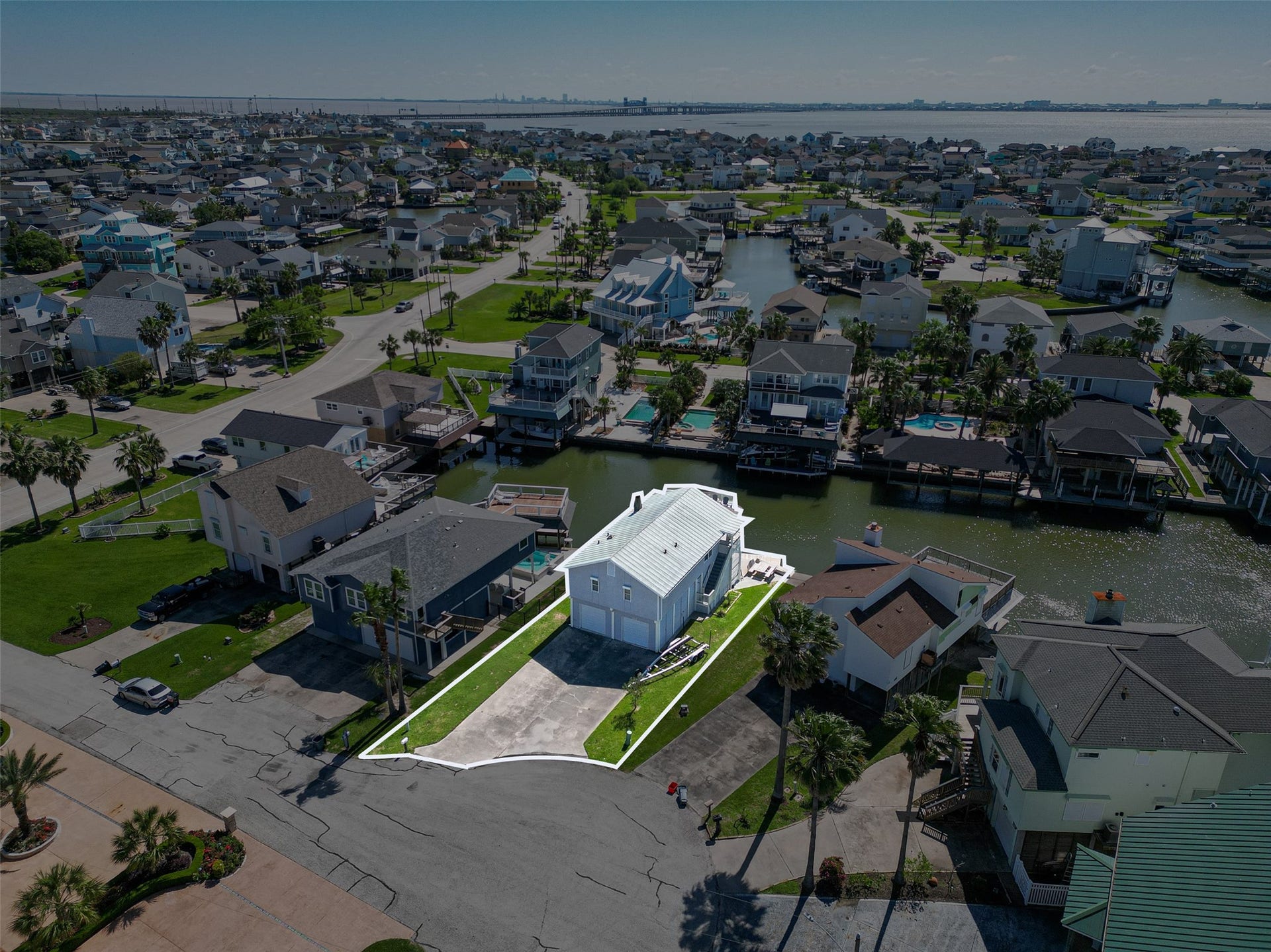 210 Sampan Drive, Tiki Island, TX 77554 210 Sampan Drive, Tiki Island, TX 77554