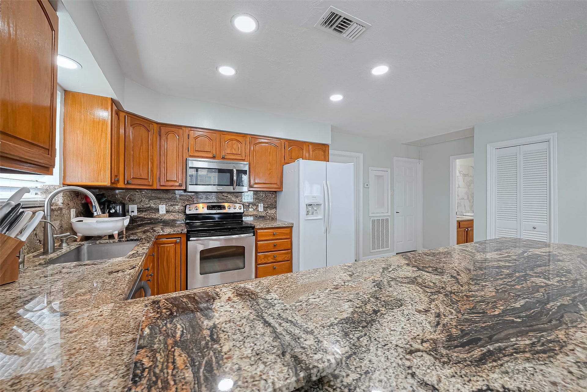 210 Sampan Drive, Tiki Island, TX 77554 210 Sampan Drive, Tiki Island, TX 77554