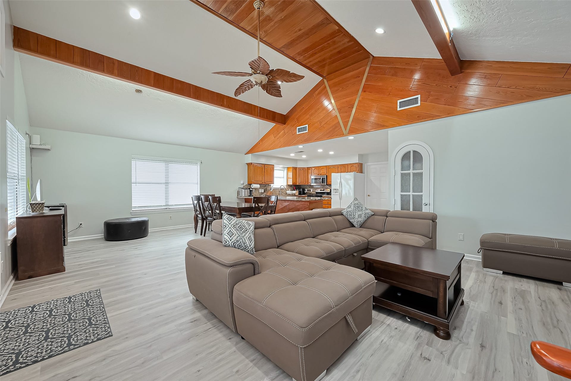 210 Sampan Drive, Tiki Island, TX 77554 210 Sampan Drive, Tiki Island, TX 77554