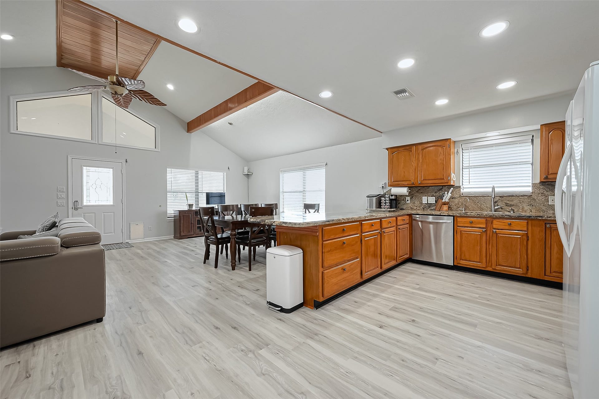 210 Sampan Drive, Tiki Island, TX 77554 210 Sampan Drive, Tiki Island, TX 77554