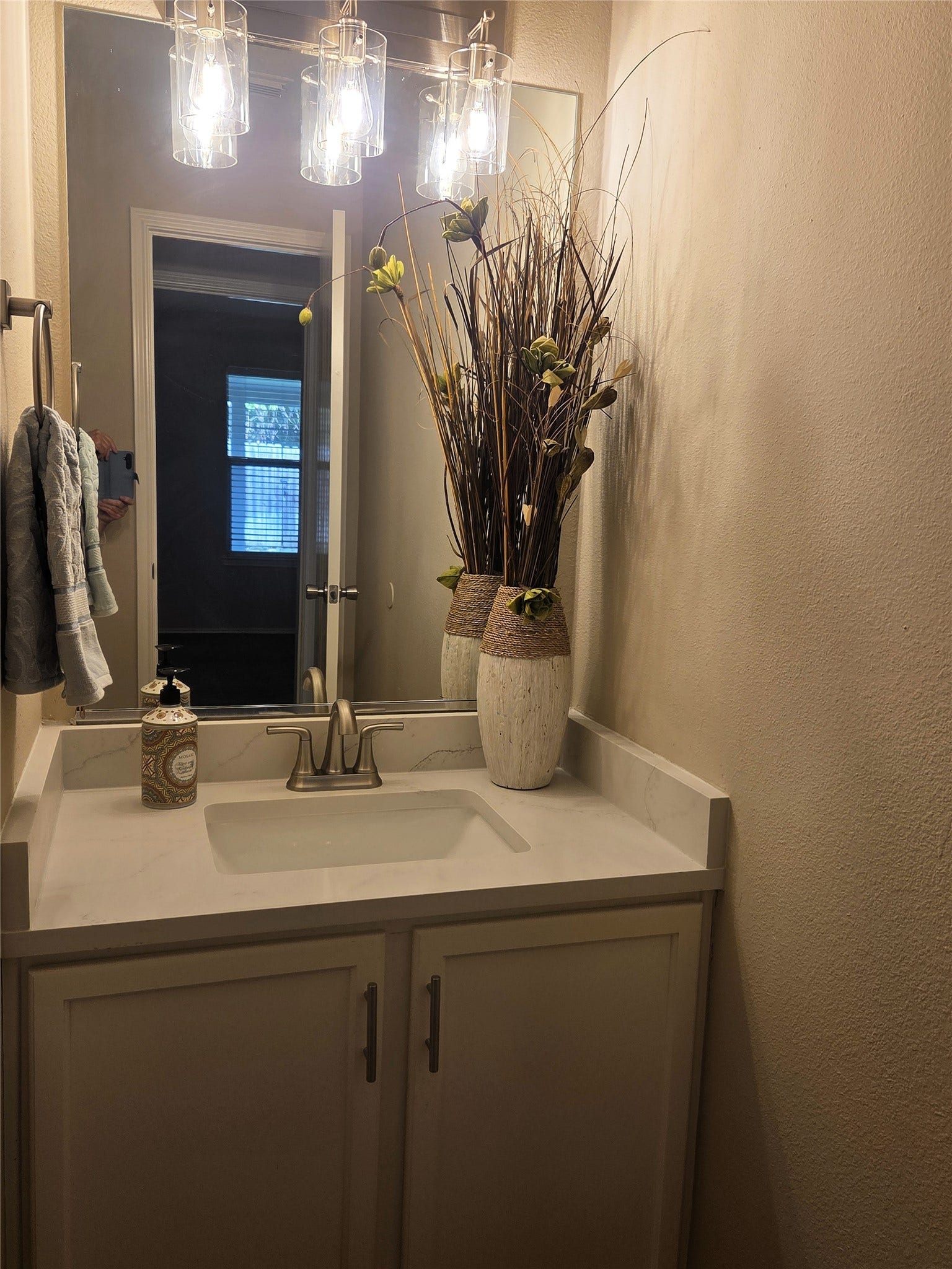 10143 Antelope Alley SW, Missouri City, TX 77459 Powder bathroom