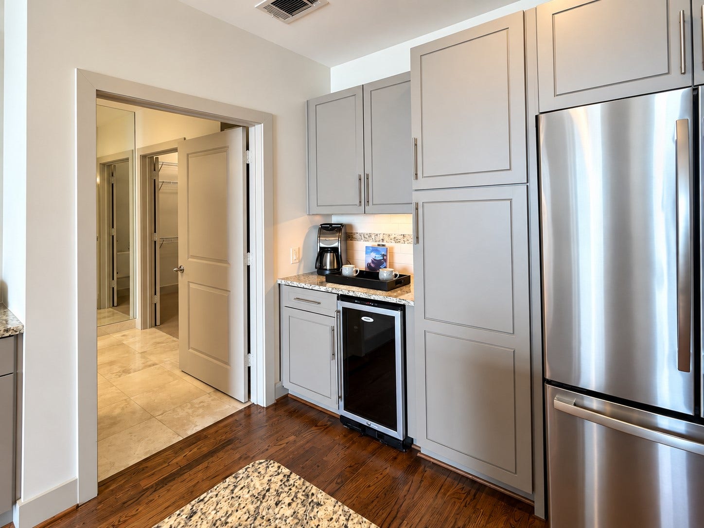 1400 McKinney Street, #1003, Houston, TX 77010 This is a kitchen designed for real life. Your first coffee of the morning, a quick breakfast before work and everything in between. Thoughtful storage and a dedicated beverage area make the everyday details feel just a little more elevated.
