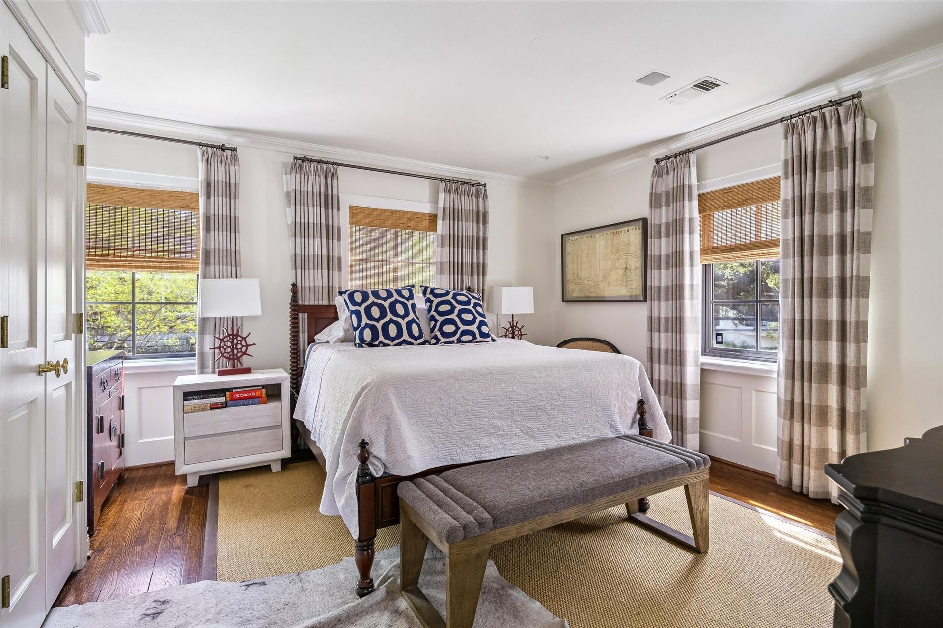 1117 Banks, Houston, TX 77006 Guest bedroom on the second floor with ensuite bath.