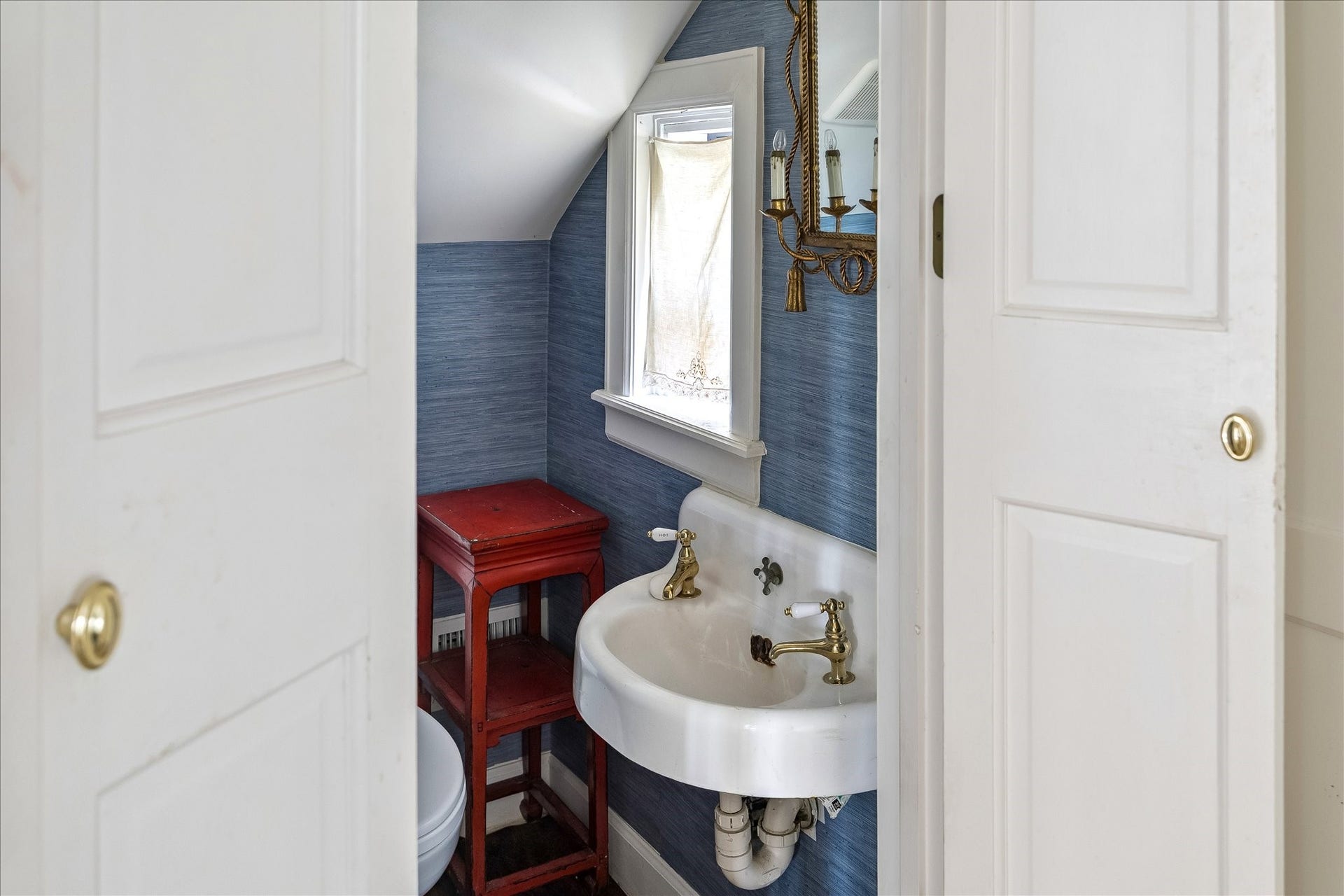 1117 Banks, Houston, TX 77006 Step down into this charming formal powder room tuck away under the enternal staircase.