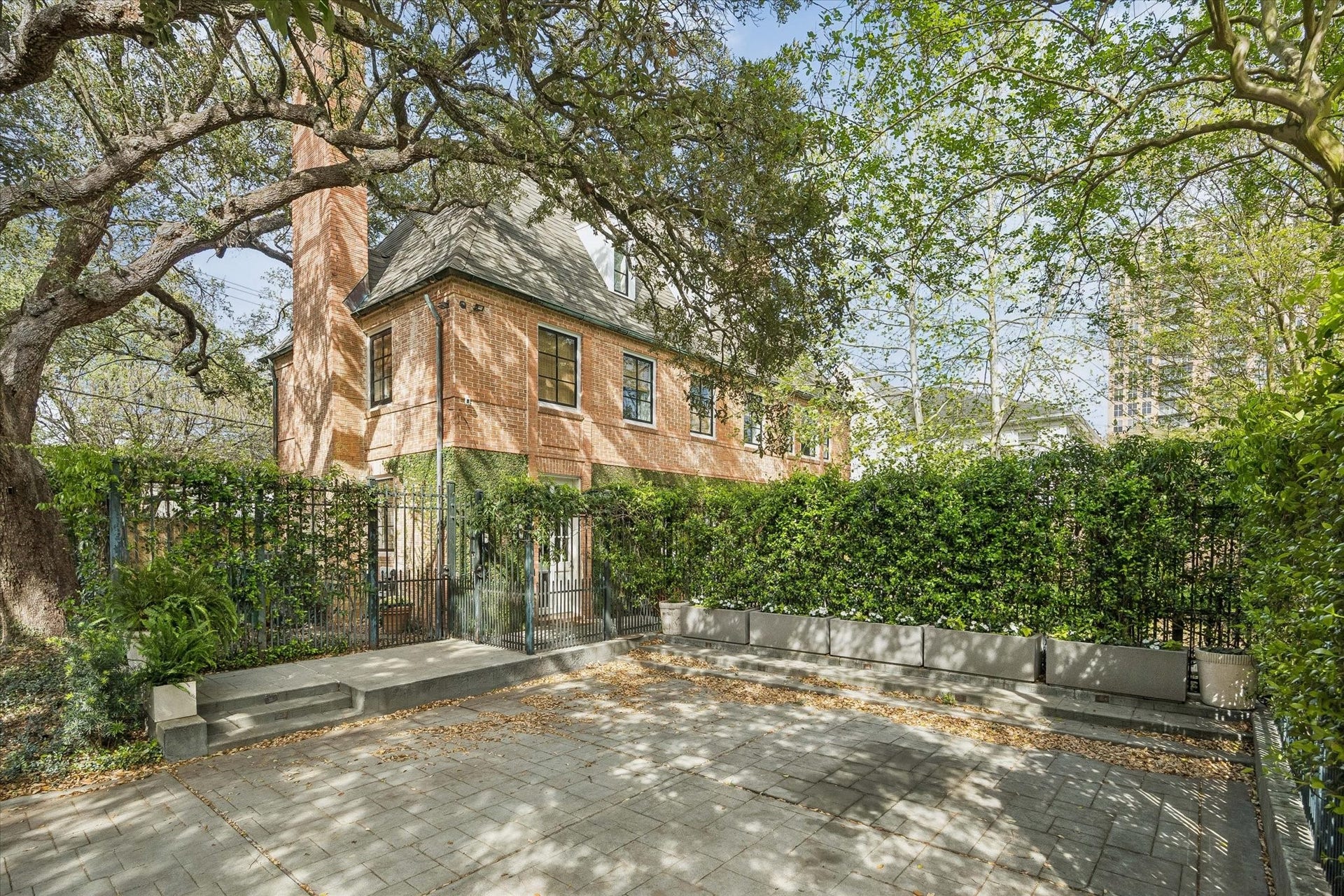 1117 Banks, Houston, TX 77006 This unique Museum District opportunity for an architecturally significant property designed by J. T. Rather in 1930* includes, the main house which has approximately 2,855* sq. ft and the guest house with approximately 2,042* sq. ft. for a total of 4,897* sq. ft. on professionally landscaped grounds. The property sits on the corner of Banks and Yoakum.