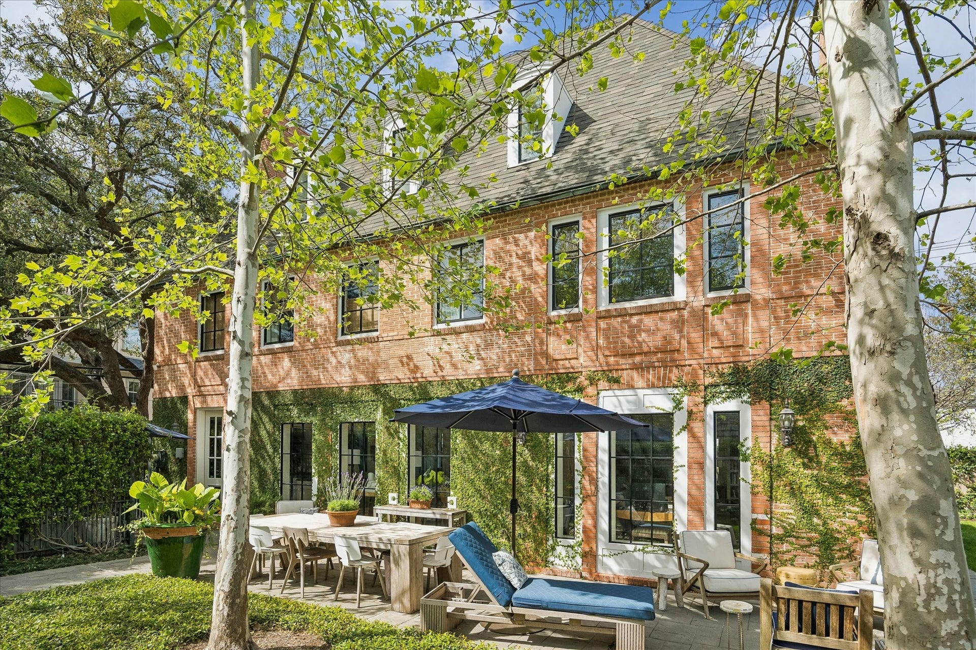 1117 Banks, Houston, TX 77006 A Europen feel. Pefect for dining al fresco.