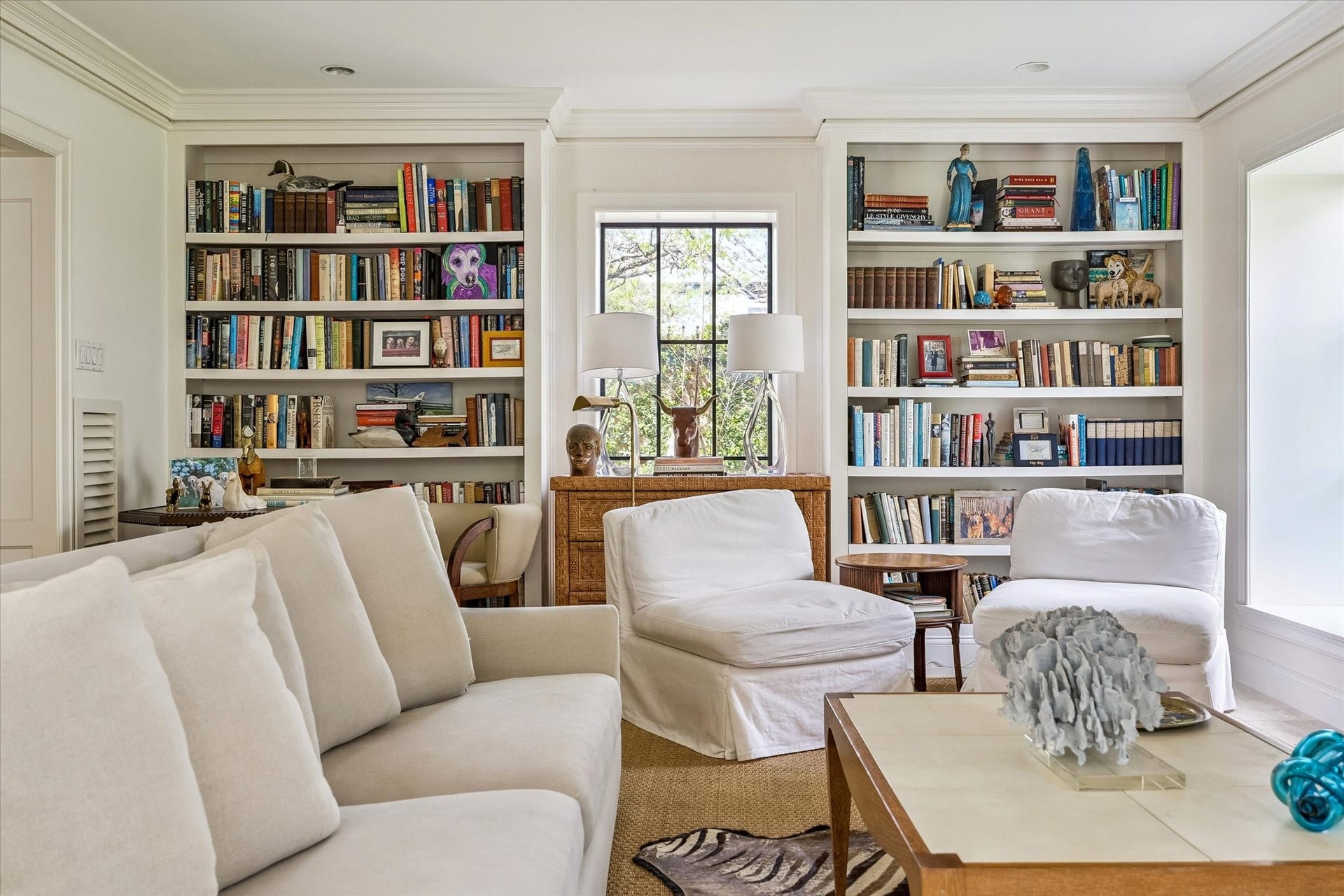 1117 Banks, Houston, TX 77006 The living room with handsome built-in bookshelves.