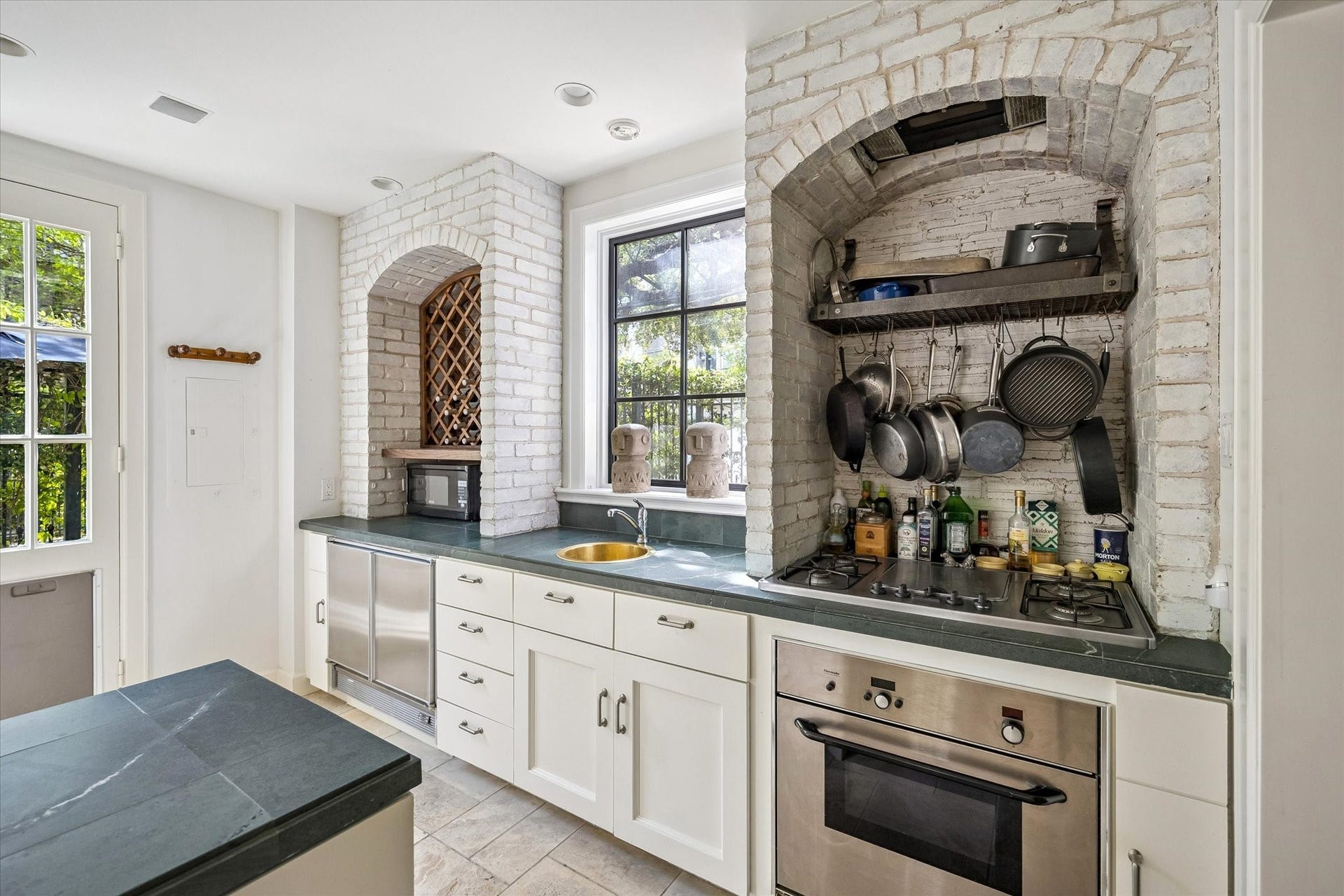 1117 Banks, Houston, TX 77006 Great views to the outdoors from the happy, light-filled kitchen.