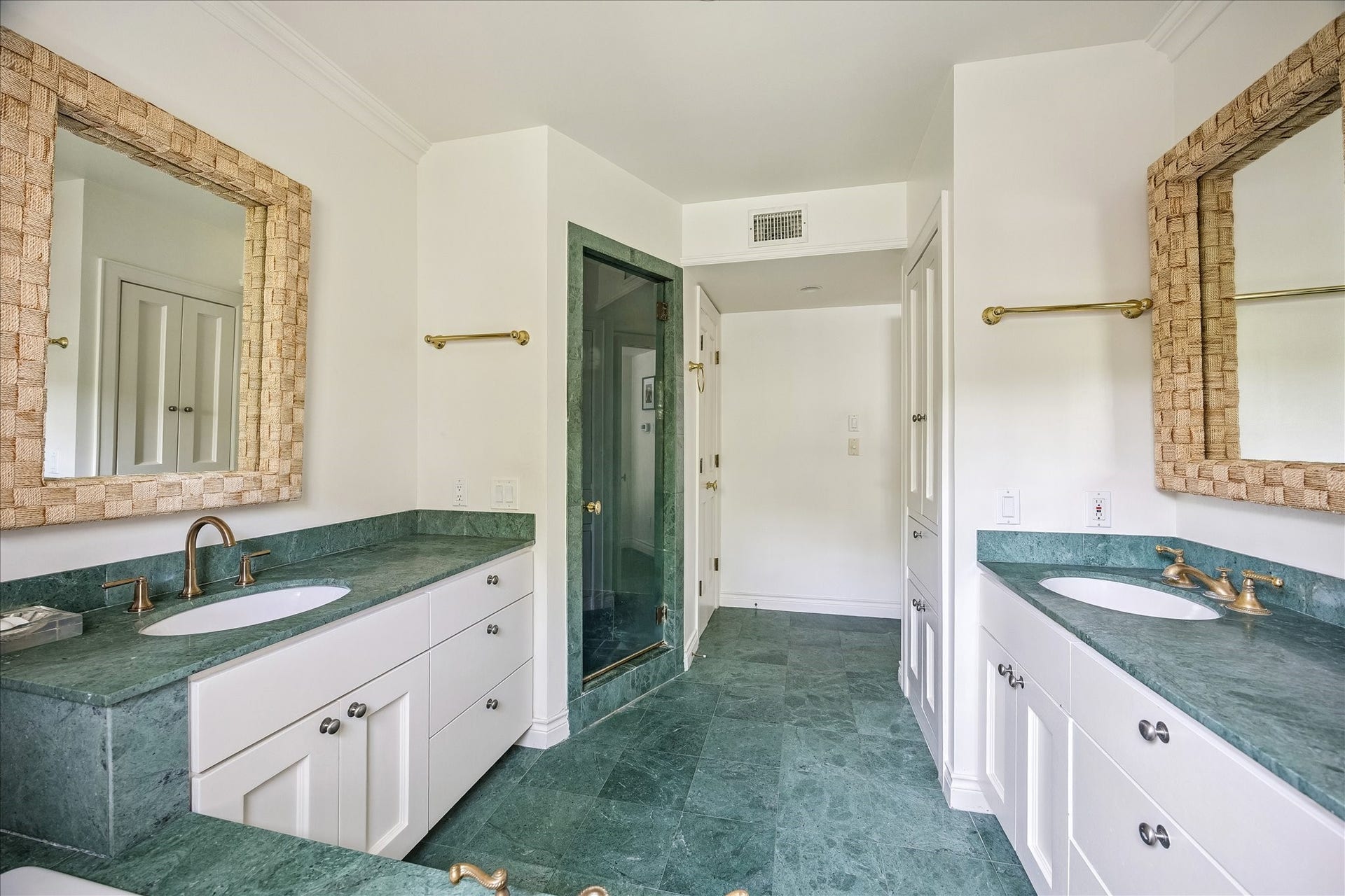 1117 Banks, Houston, TX 77006 Another view of the primary bath.
