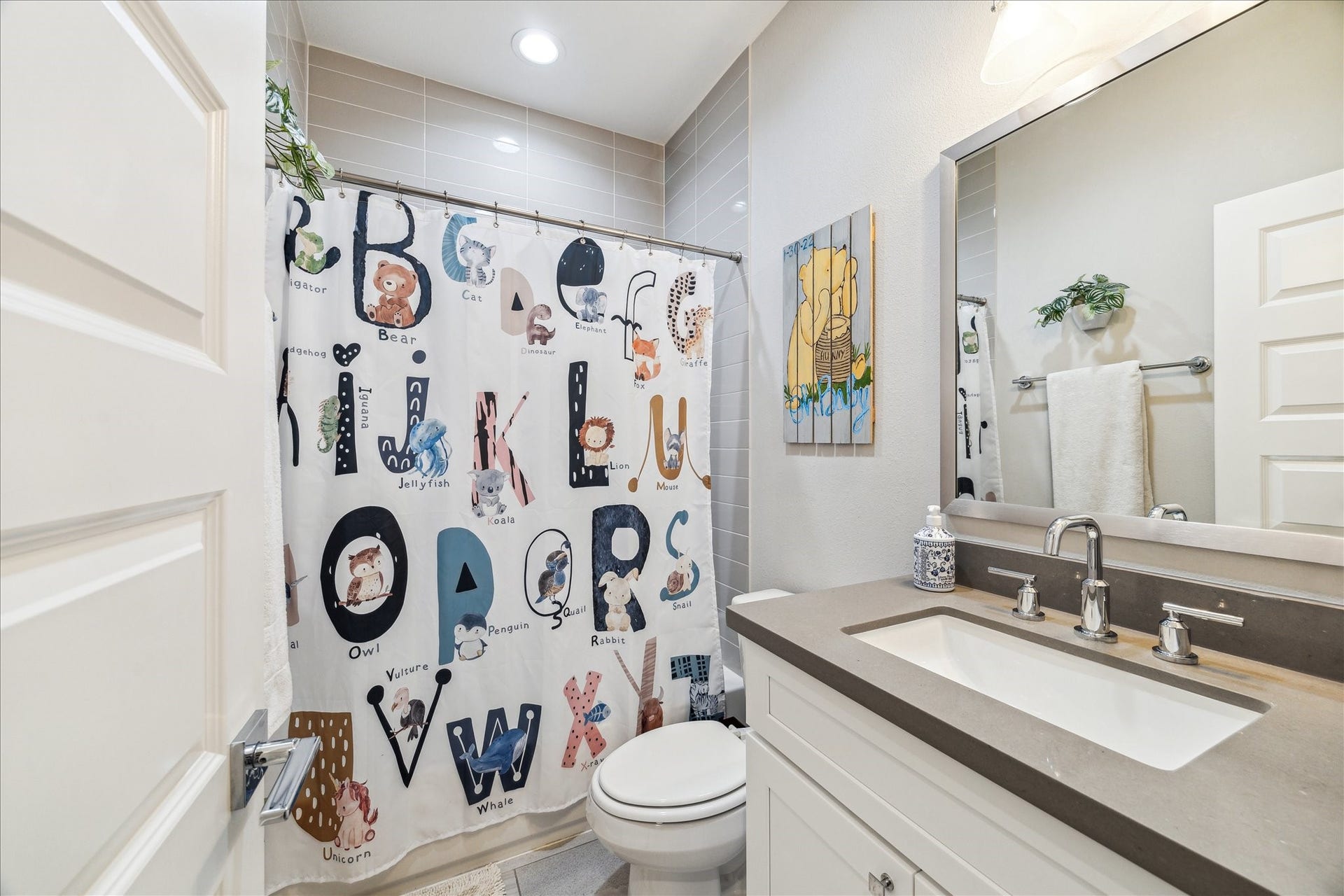 822 Morris Street, Houston, TX 77009 Secondary guest bathroom