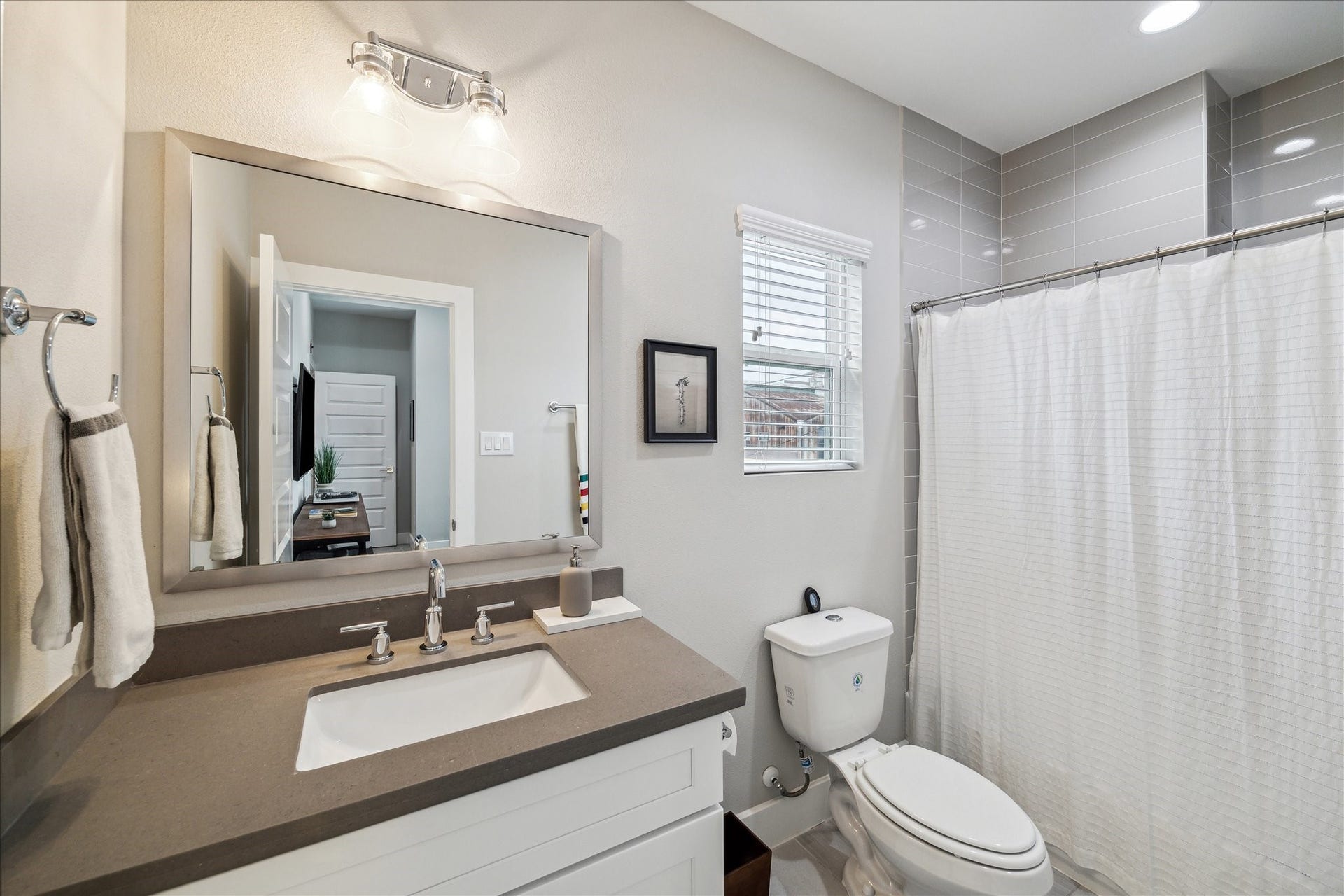 822 Morris Street, Houston, TX 77009 Third guest bathroom