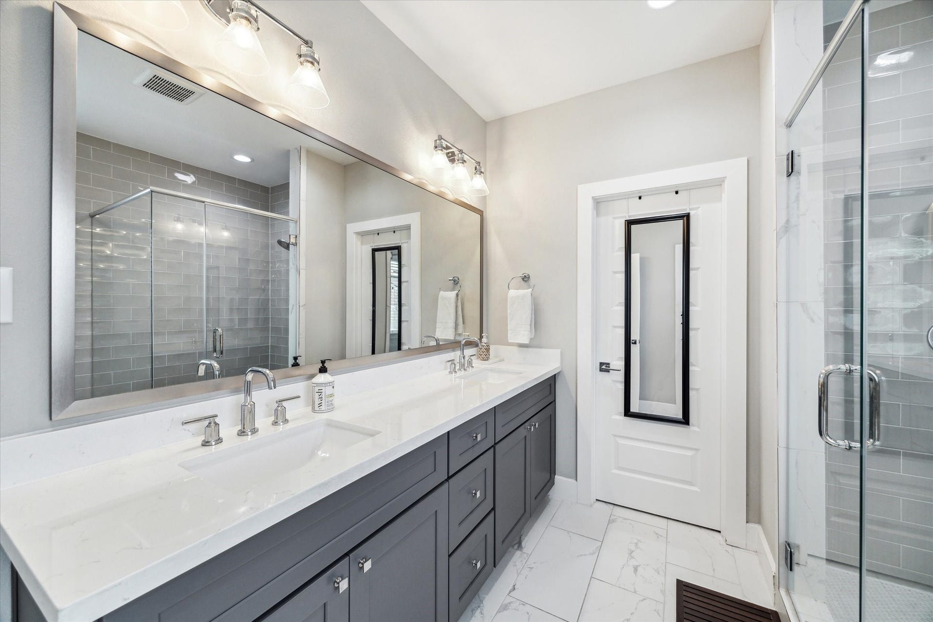 822 Morris Street, Houston, TX 77009 Dual sink with plenty of counter top space. A very large walk in closet as well.