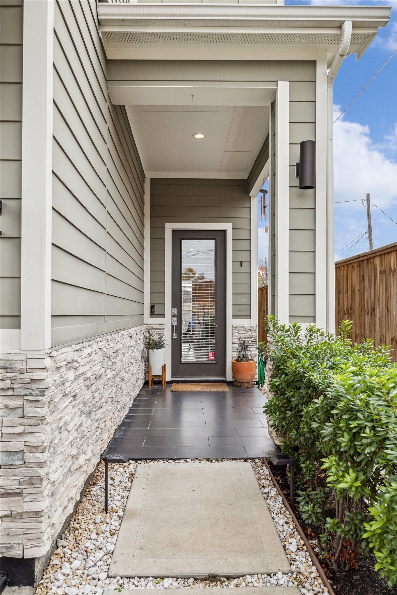822 Morris Street, Houston, TX 77009 Beautiful covered front entry.