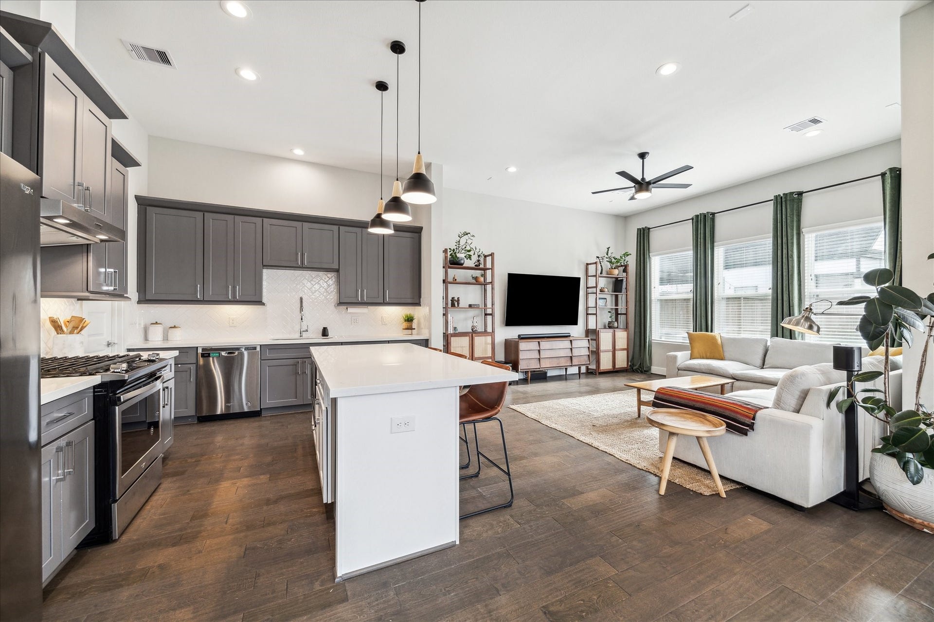 822 Morris Street, Houston, TX 77009 Large kitchen open to the living room