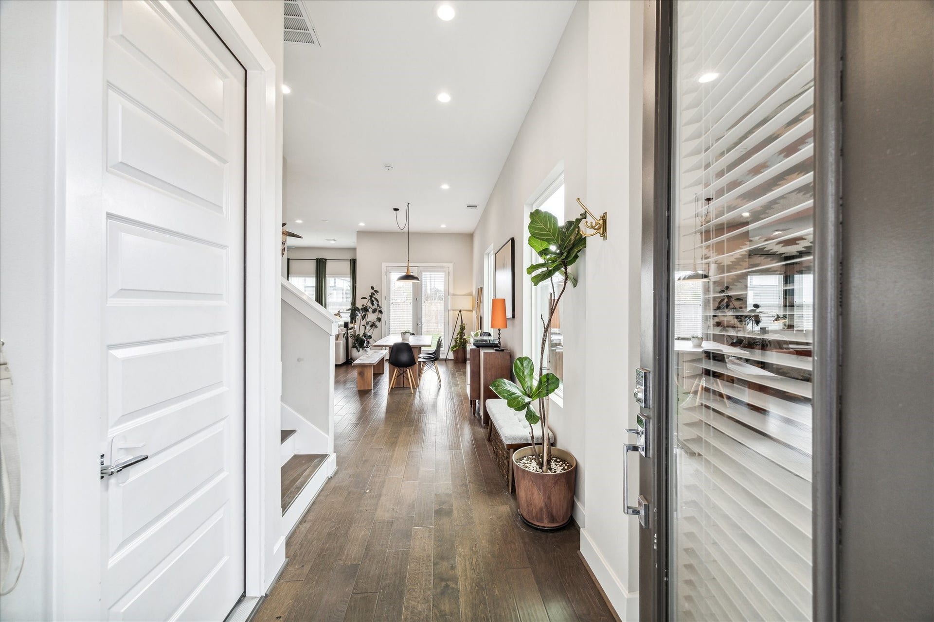 822 Morris Street, Houston, TX 77009 Entering into the home you are greeted with soaring ceilings throughout.