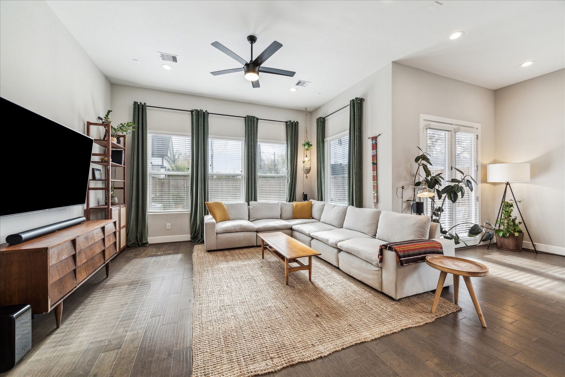 822 Morris Street, Houston, TX 77009 Living room with tons of natural light.