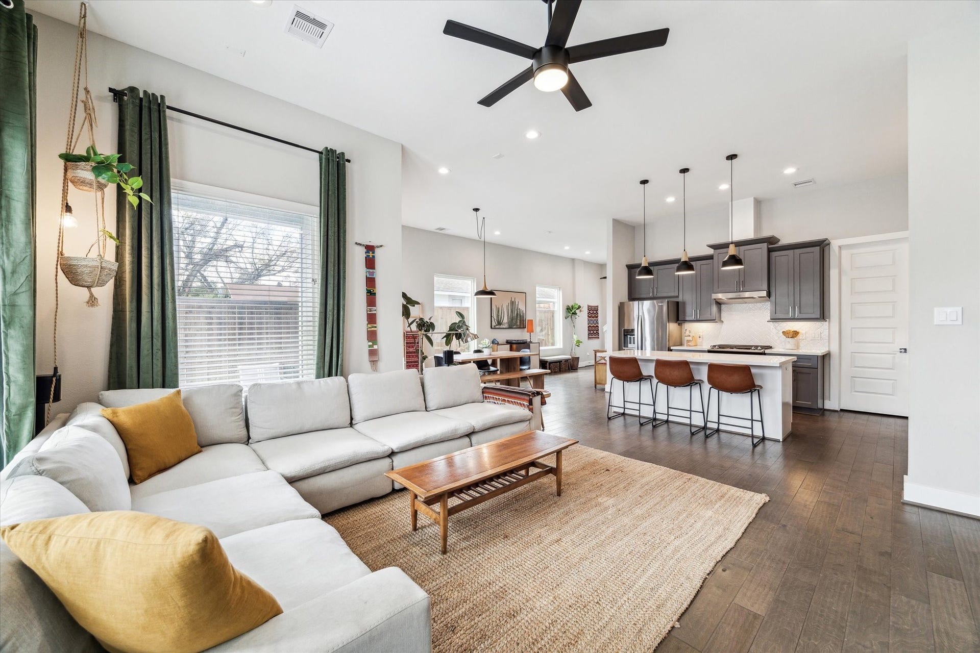 822 Morris Street, Houston, TX 77009 Living room is open to the kitchen making it perfect for hosting and entertaining.
