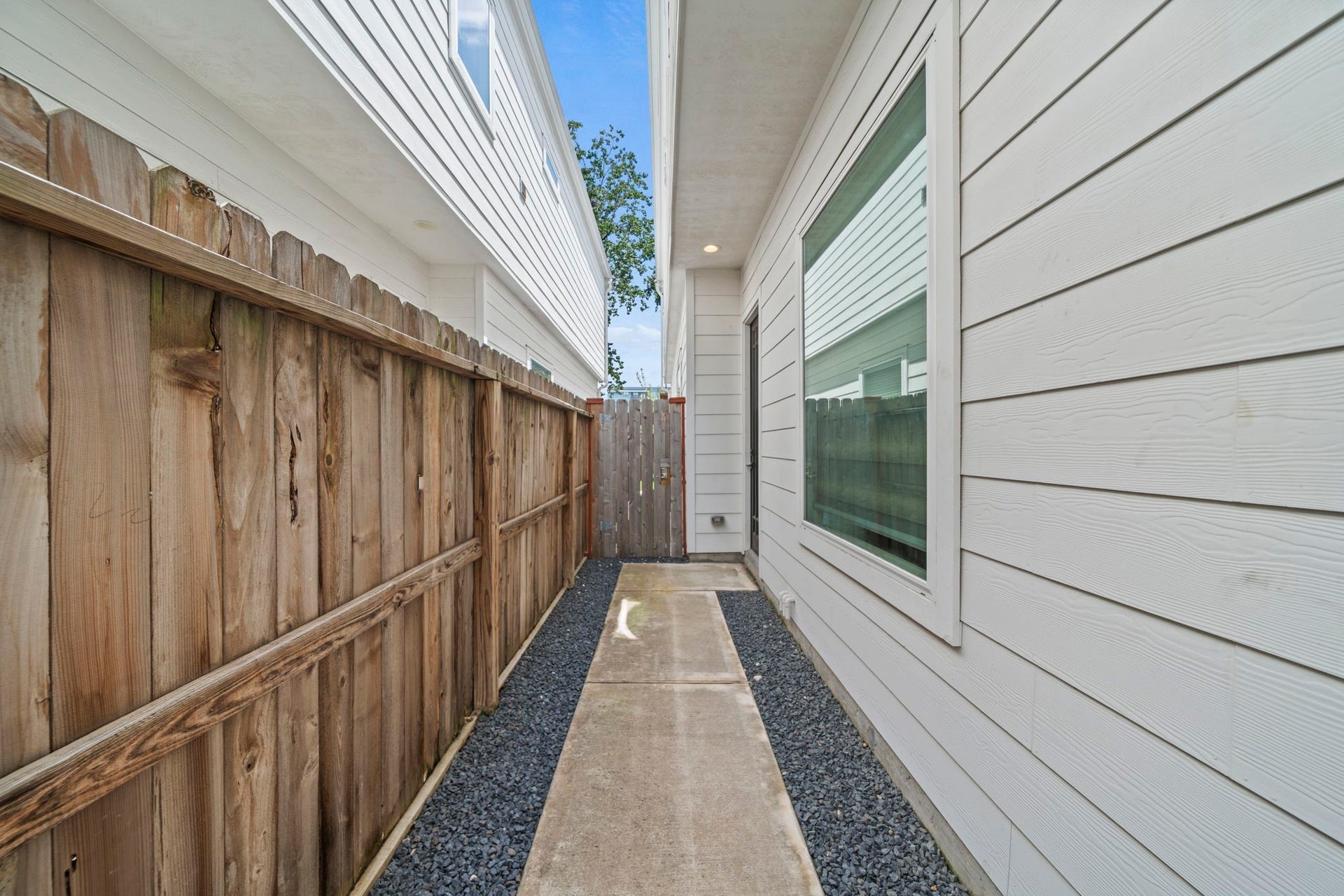 1128 Malone Street, Houston, TX 77007 Front door entrance