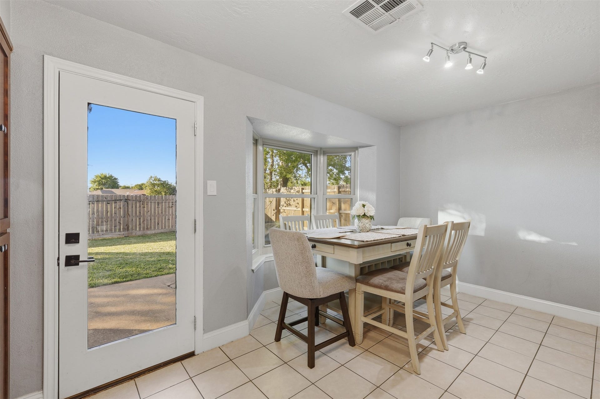 5919 Ollia Circle, Pasadena, TX 77505 dining