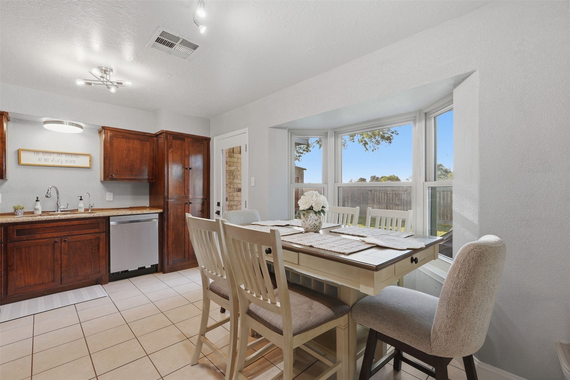 5919 Ollia Circle, Pasadena, TX 77505 dining