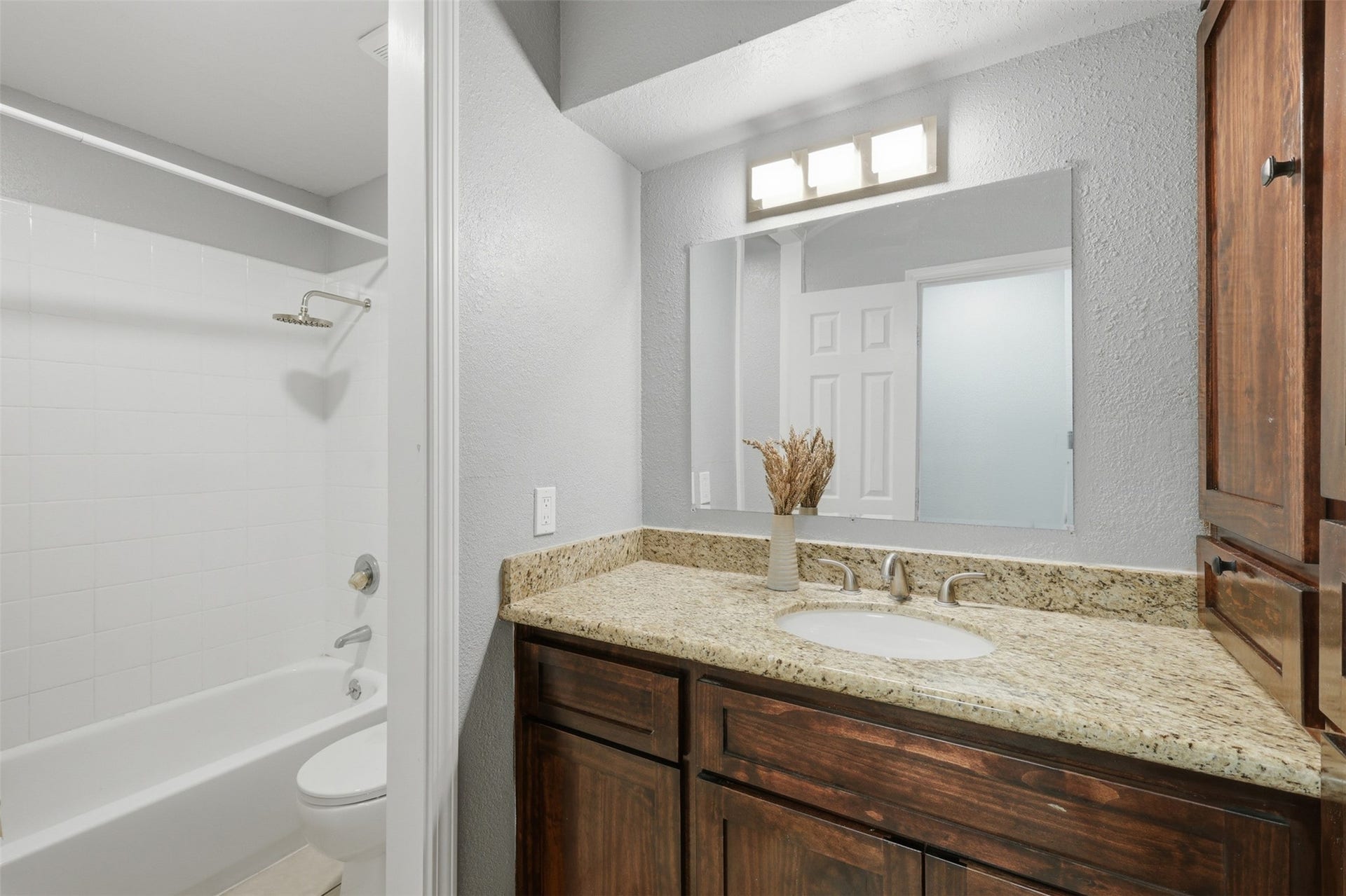 5919 Ollia Circle, Pasadena, TX 77505 bathroom