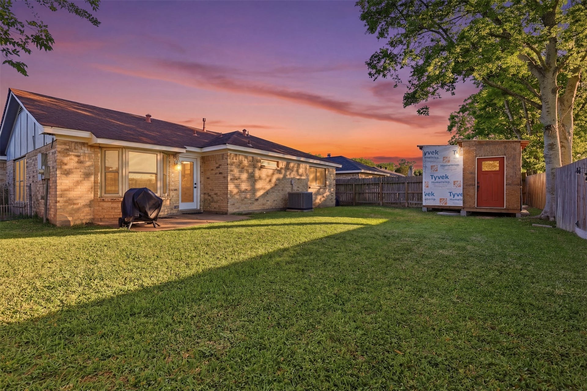 5919 Ollia Circle, Pasadena, TX 77505 spacious backyard