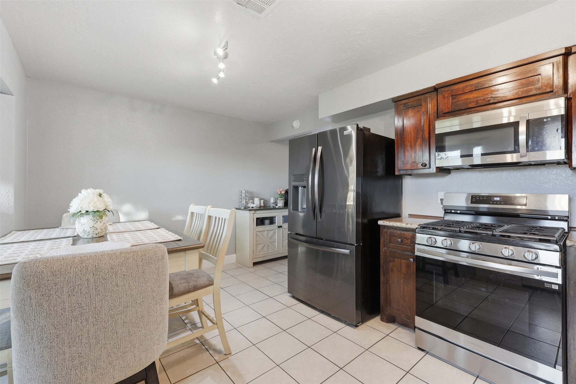 5919 Ollia Circle, Pasadena, TX 77505 kitchen