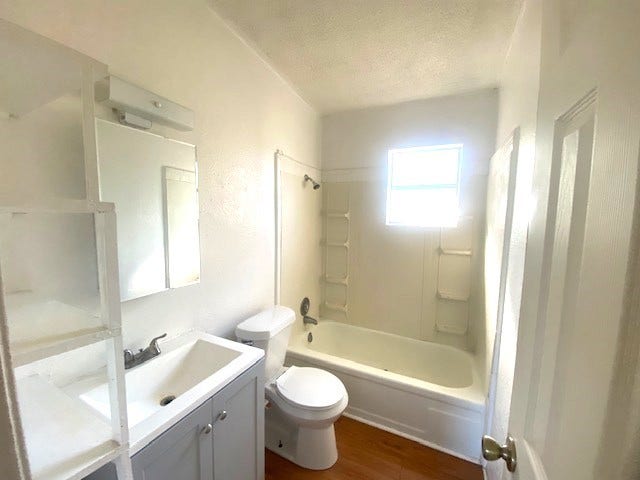215 Avenue E, South Houston, TX 77587 Full bath with tub/shower combo and updated vanity.