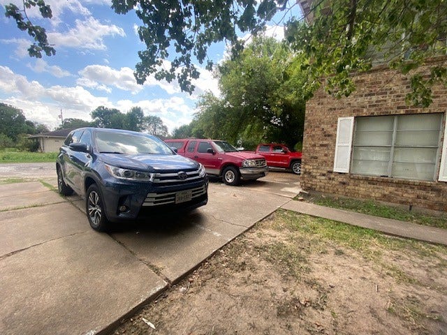 215 Avenue E, South Houston, TX 77587 Parking area for tenants.