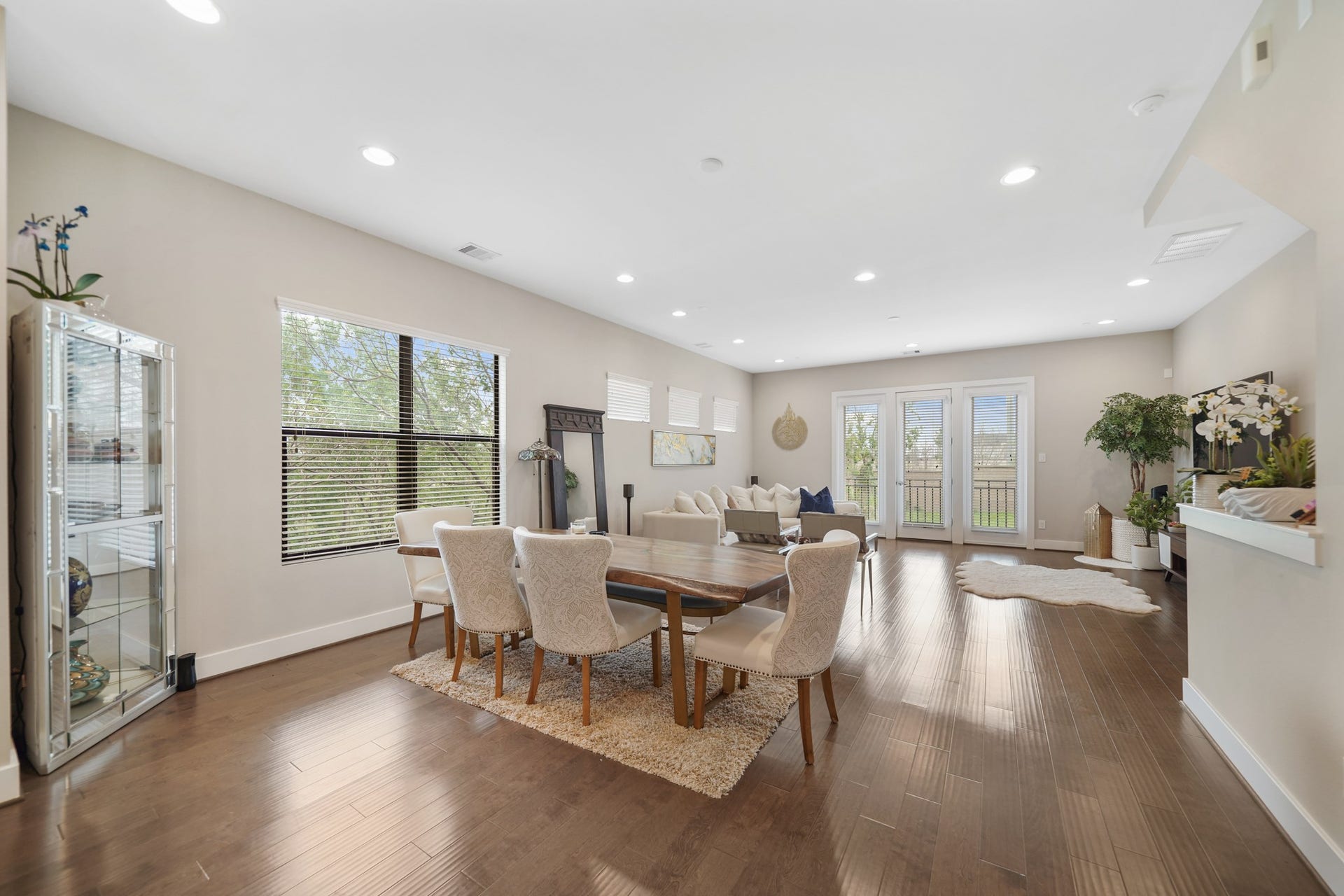 1824 Bonner Street, Houston, TX 77007 Perfect for casual to formal entertaining!