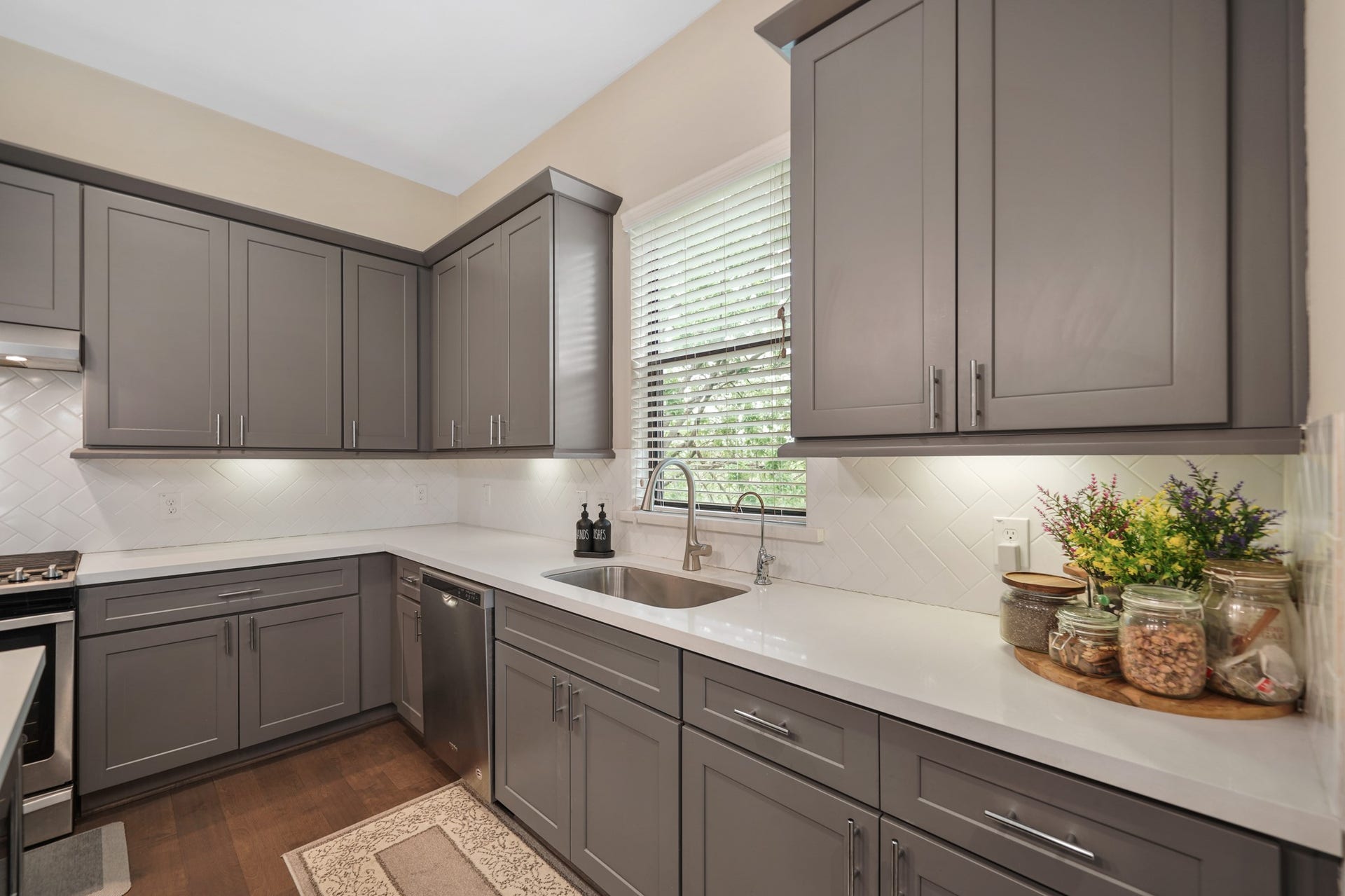 1824 Bonner Street, Houston, TX 77007 Thoughtfully planned, this beautiful kitchen includes plenty of counter & storage space along with soft close cabinets, drawers and a pantry.