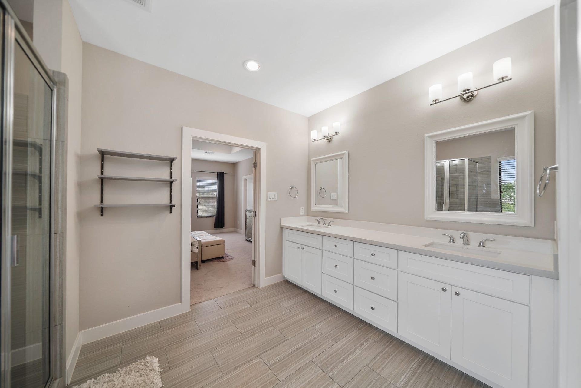 1824 Bonner Street, Houston, TX 77007 A view of the primary bath with the bedroom in the background.