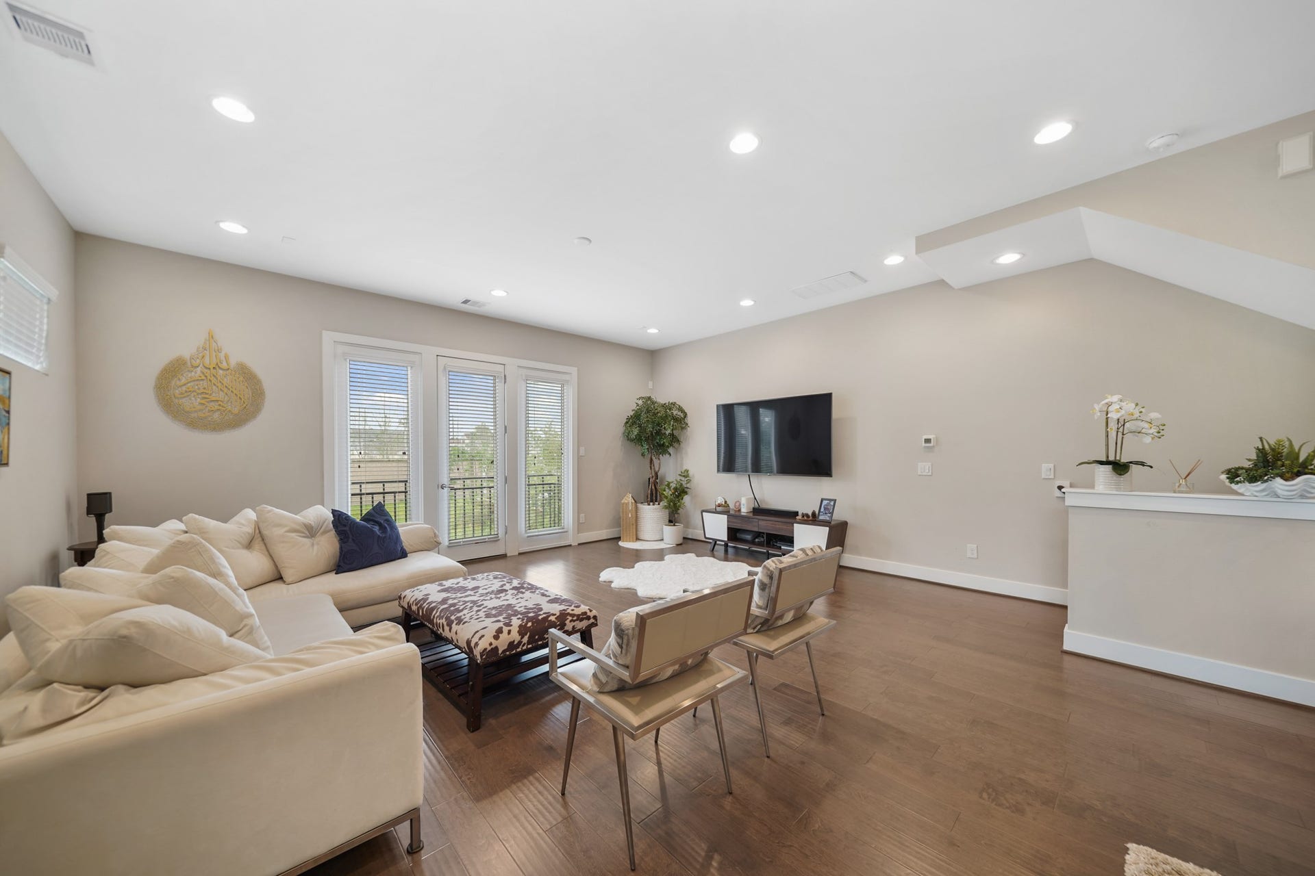 1824 Bonner Street, Houston, TX 77007 Windows and a glass door with blinds opens to a wrought iron balcony overlooking the front of the home. Included is pre-wiring for a wall mounted flat screen TV.