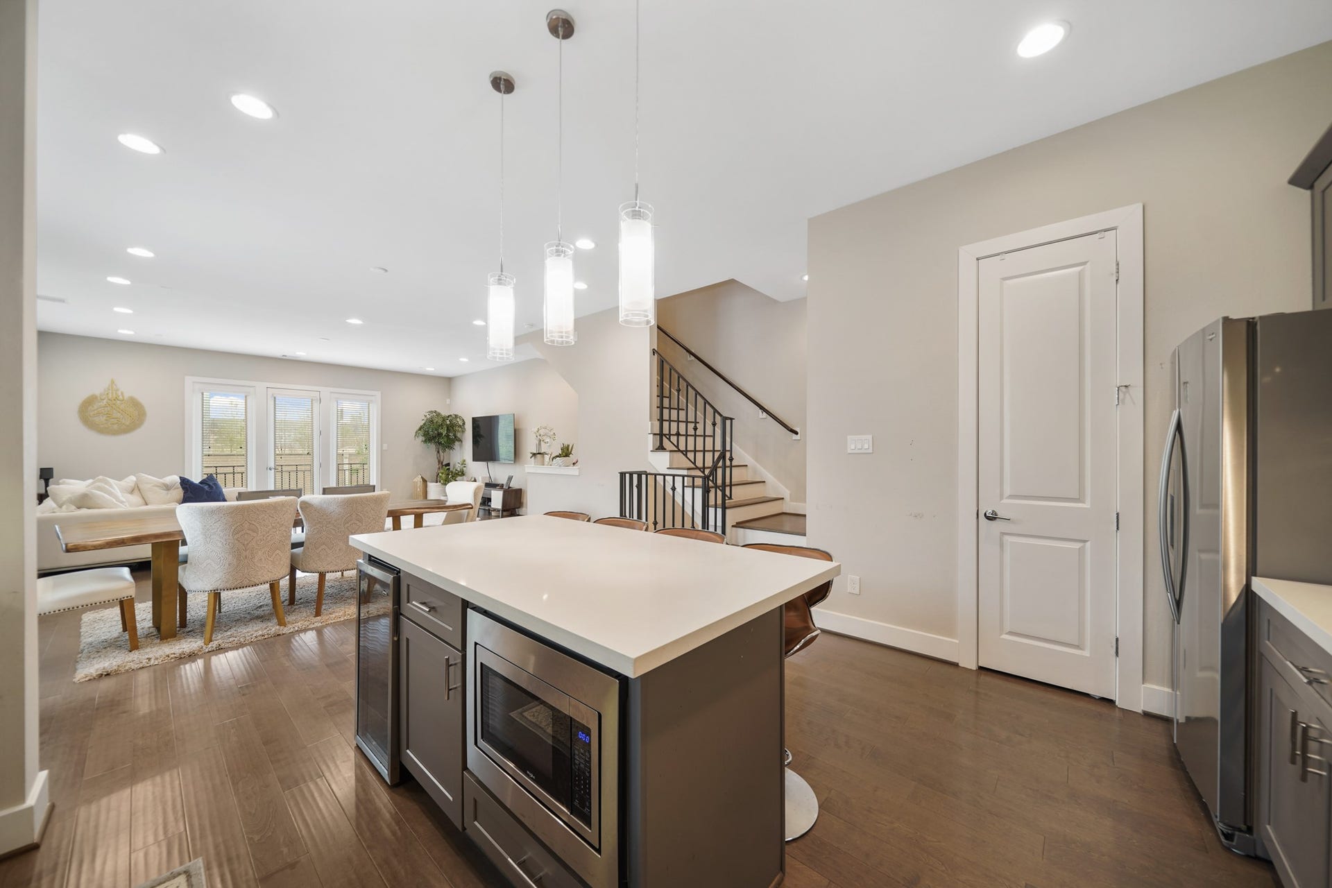 1824 Bonner Street, Houston, TX 77007 Imagine preparing your favorite meals & recipes as your guests mingle about the island and nearby living spaces!