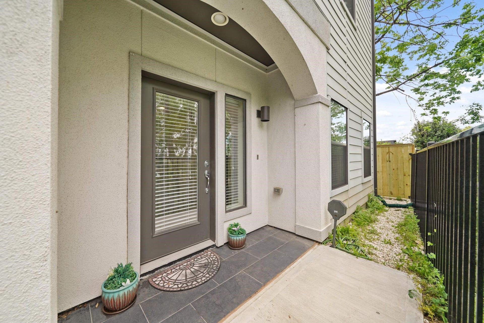 1824 Bonner Street, Houston, TX 77007 Welcome family & friends to your new home on this covered front porch with recessed lighting & tile flooring.