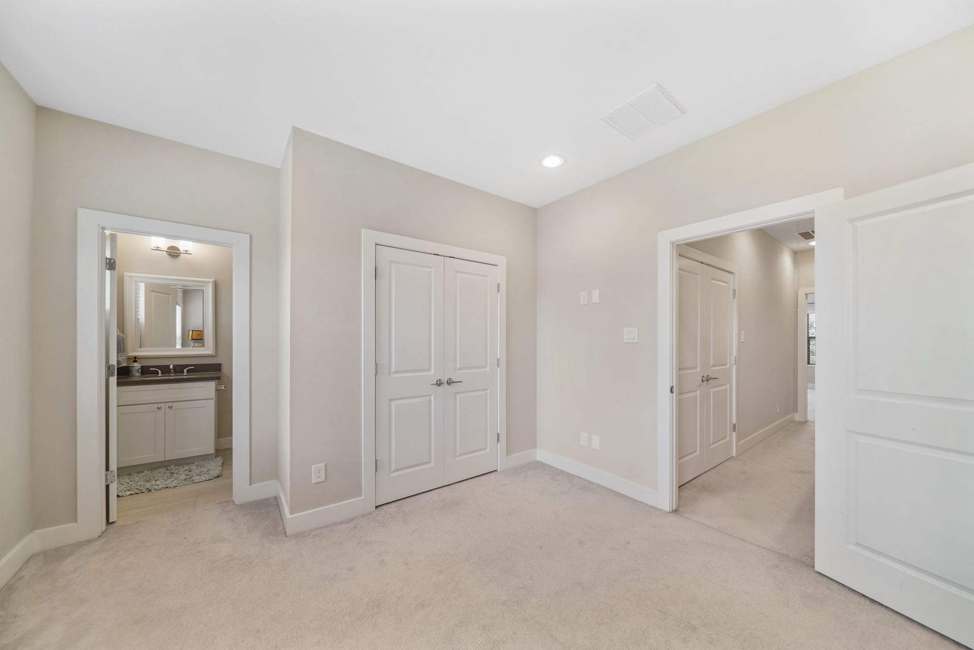 1824 Bonner Street, Houston, TX 77007 A view of the second bedroom with access to the ensuite bath on the left.