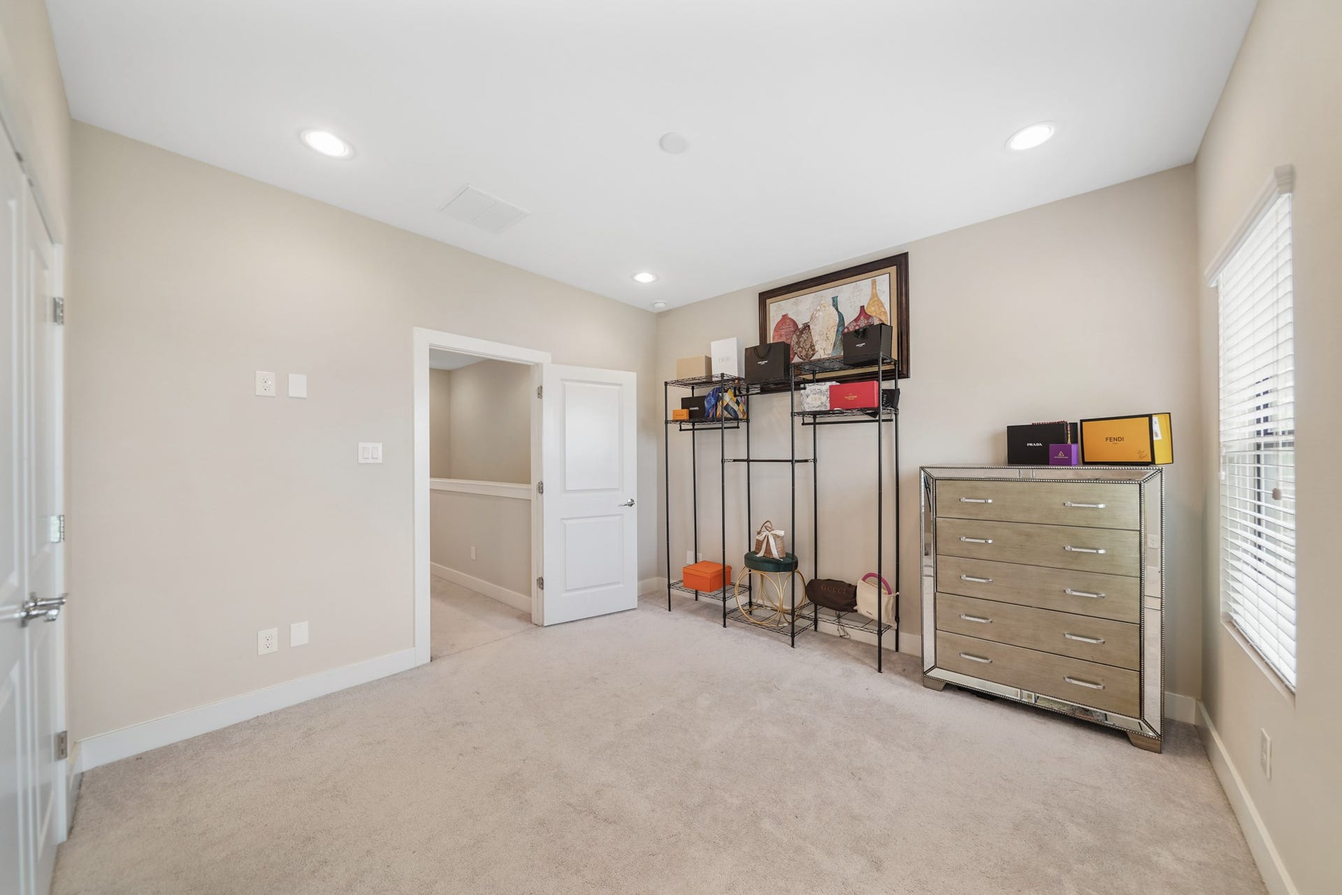 1824 Bonner Street, Houston, TX 77007 The second bedroom with an ensuite bath has recessed lighting, pre-wiring for a ceiling fan and carpet. The chest of
drawers can stay with the home.