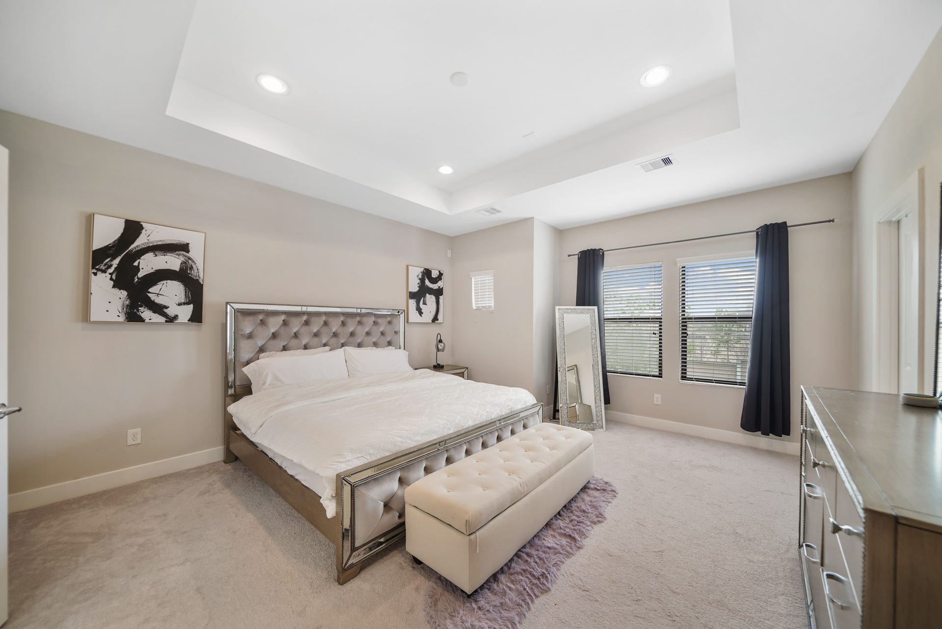 1824 Bonner Street, Houston, TX 77007 The primary suite includes a high tray ceiling with recessed
lighting, pre-wiring for a ceiling fan, windows with blinds & drapes overlooking the side of the home, one of two walk-in wardrobe storage closets & carpet.