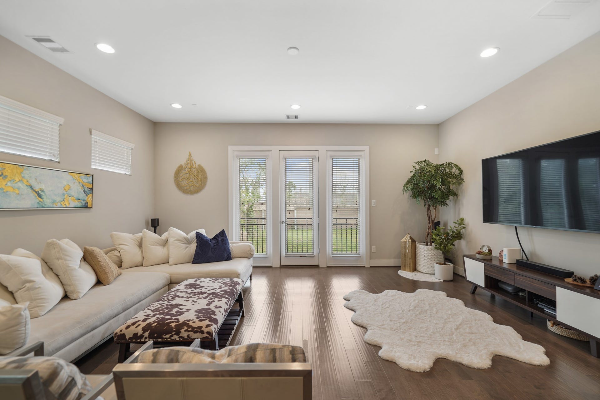 1824 Bonner Street, Houston, TX 77007 Upper fixed glass windows with blinds provide additional natural light in this spaciously designed living room.