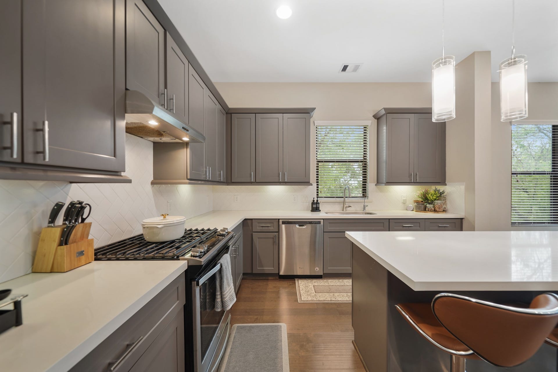 1824 Bonner Street, Houston, TX 77007 A single basin stainless steel under mount sink sits below a window with blinds. This home includes a complete water filtration system along with a reverse osmosis filtration system at the kitchen sink.