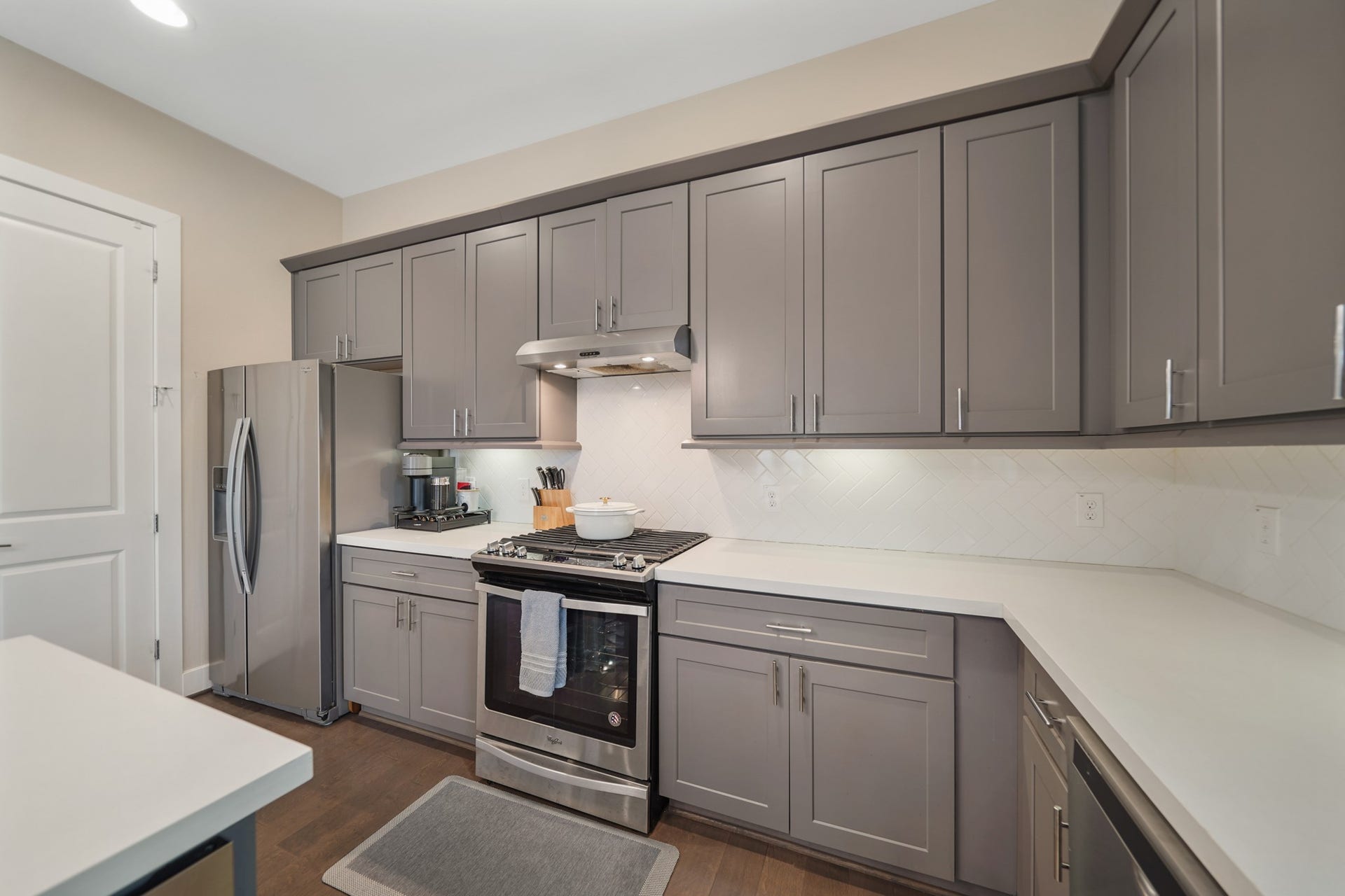 1824 Bonner Street, Houston, TX 77007 The Whirlpool stainless steel appliance package includes a 5- burner gas range with a combination conventional/convection oven below and stainless steel ventilation hood with lighting above, built-in microwave oven and a dishwasher. Move-in
ready, the stainless steel side-by-side refrigerator/freezer with door mounted ice & water dispenser remains with the home.