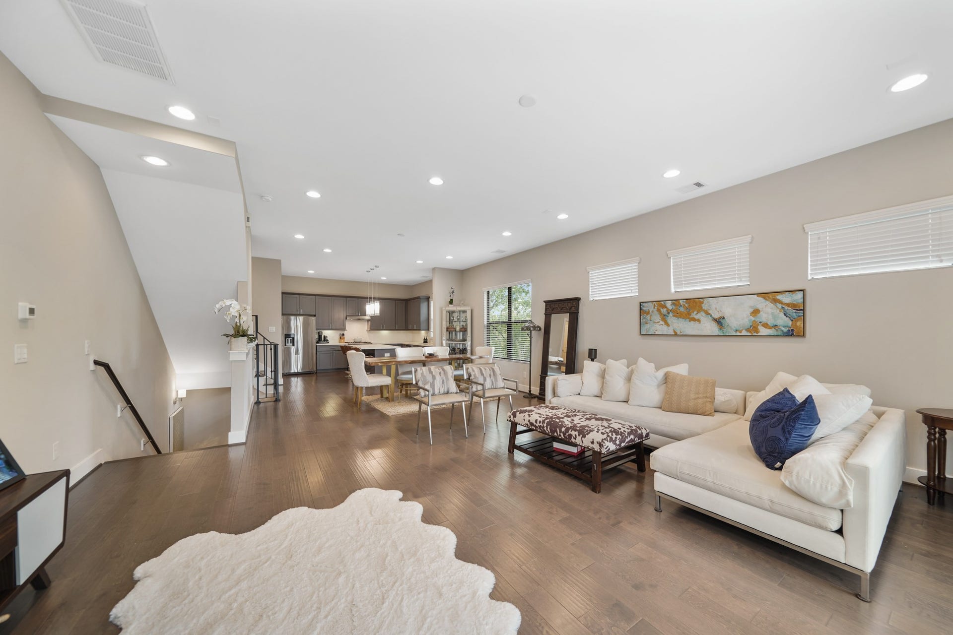 1824 Bonner Street, Houston, TX 77007 This open & flowing floor plan with neutral paint color selections lends itself to numerous furniture placement and decorating theme opportunities.