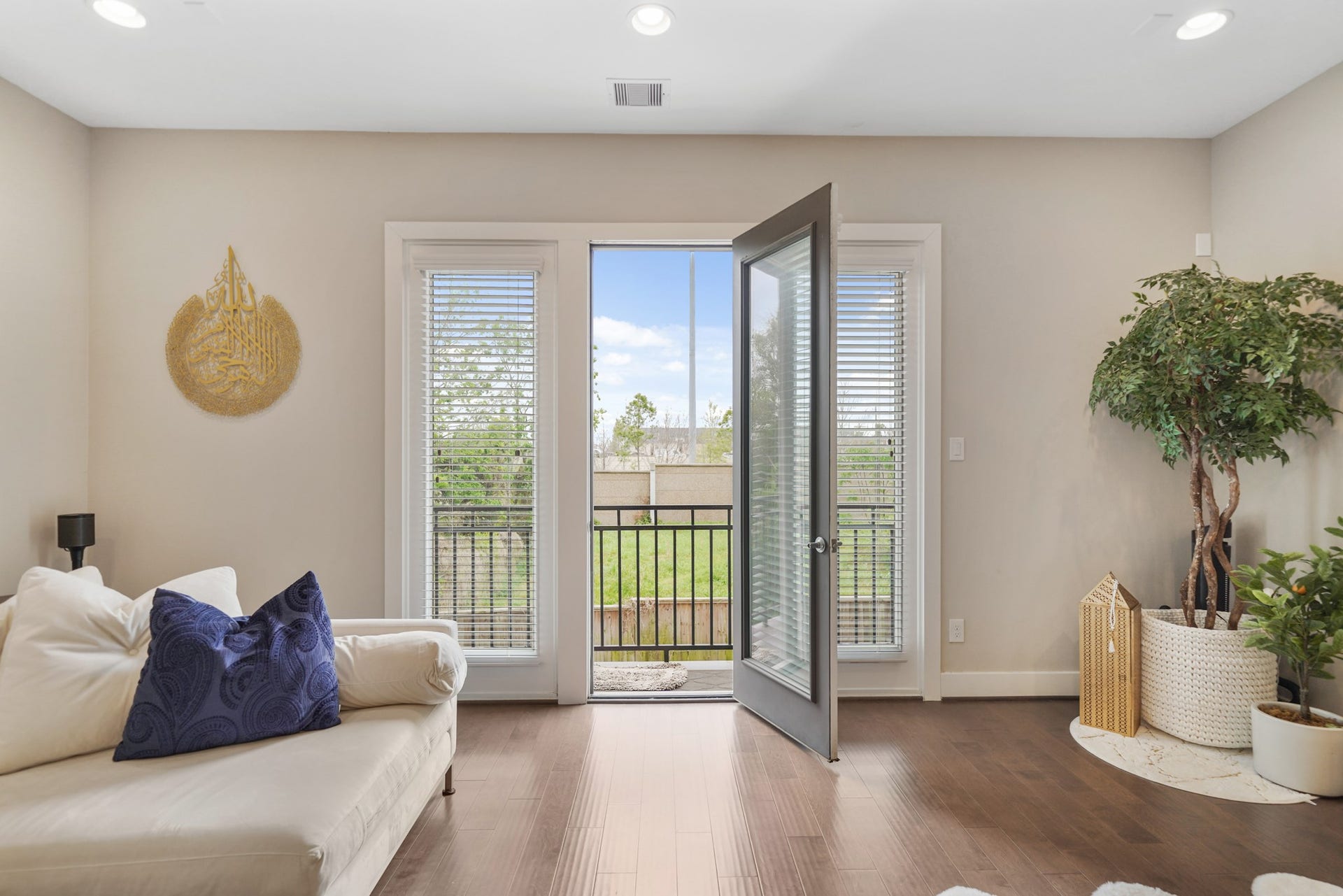 1824 Bonner Street, Houston, TX 77007 Bring the outdoors in!
