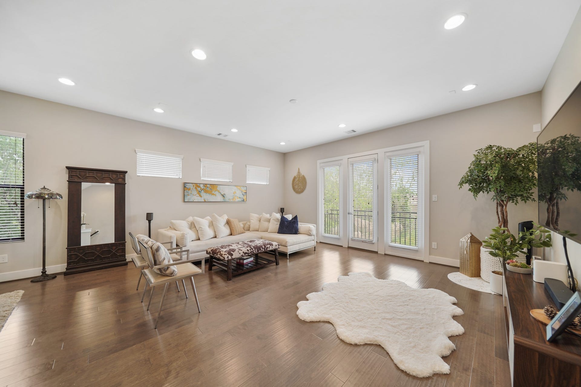 1824 Bonner Street, Houston, TX 77007 The living room with a high ceiling, recessed lighting & surround sound speaker pre-wiring includes gleaming hardwood floors.